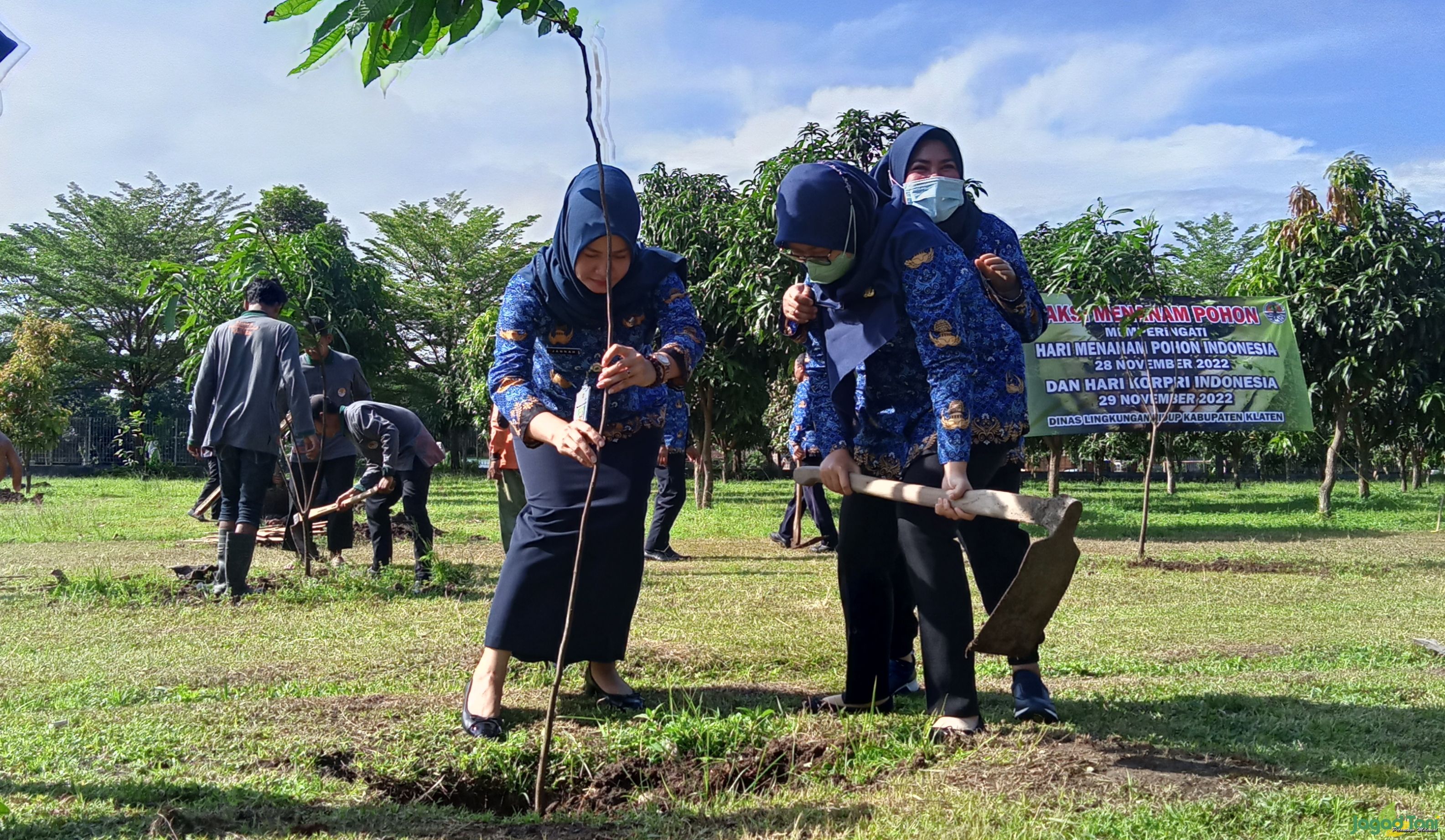 Peduli Bumi, Ratusan Bibit Pohon Buah-buahan Ditanam