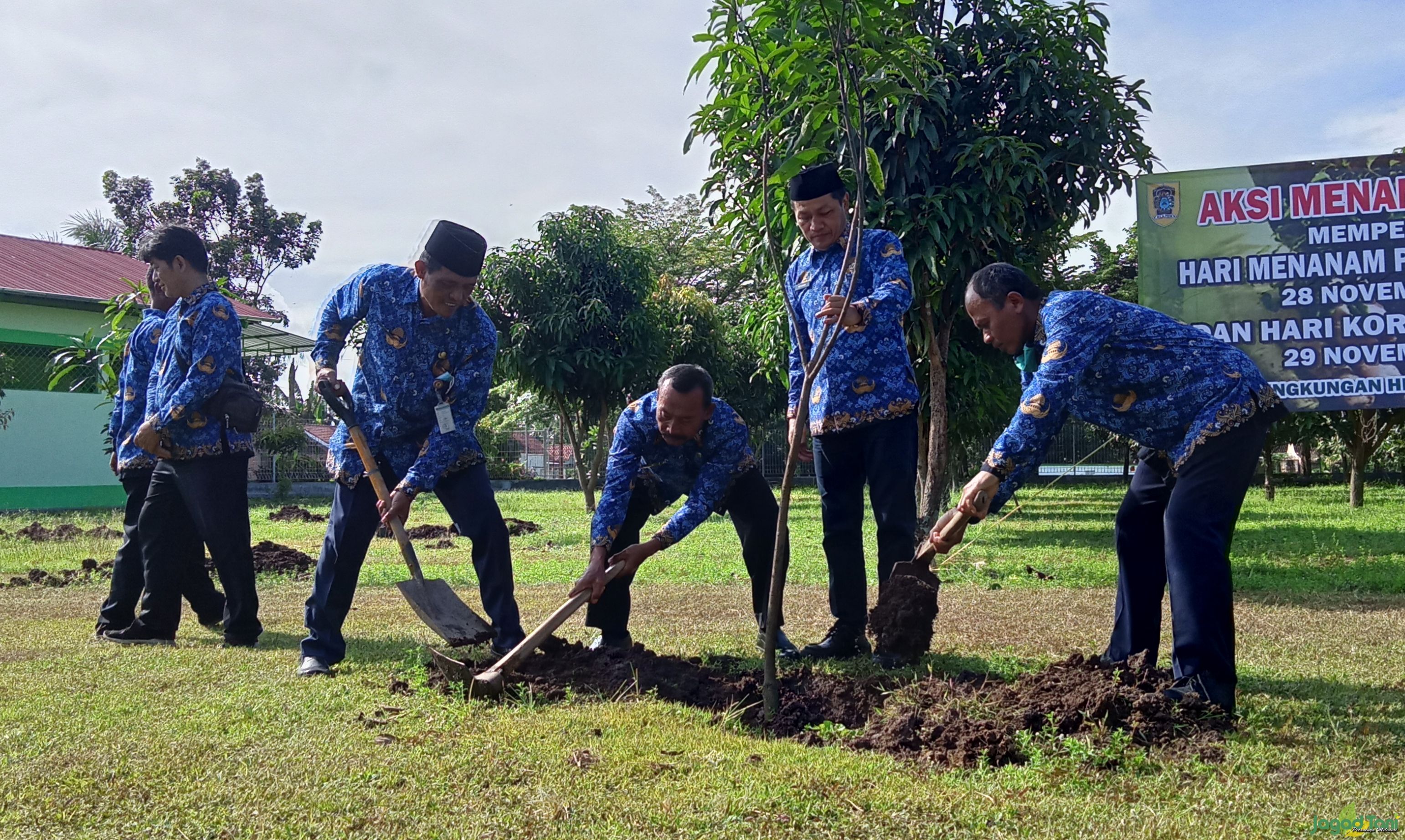 Aksi tanam pohon di kawasan hutan kota Gergunung, Klaten, Jawa Tengah