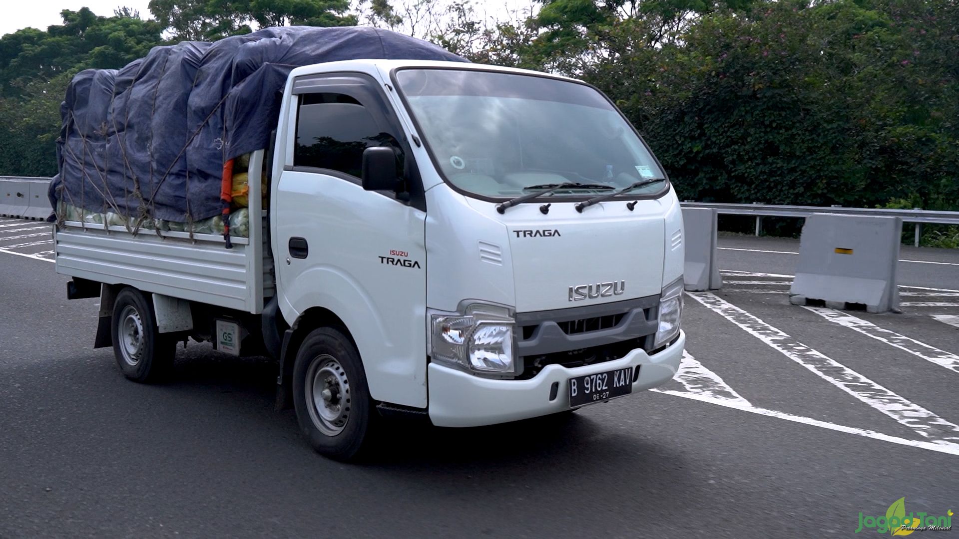 Isuzu Traga bawa sayur ke pasar induk Kramat Jati 