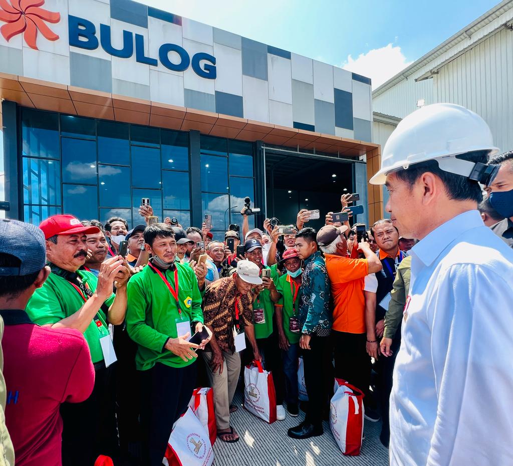 Jokowi Resmikan Penggilingan Padi di Sragen