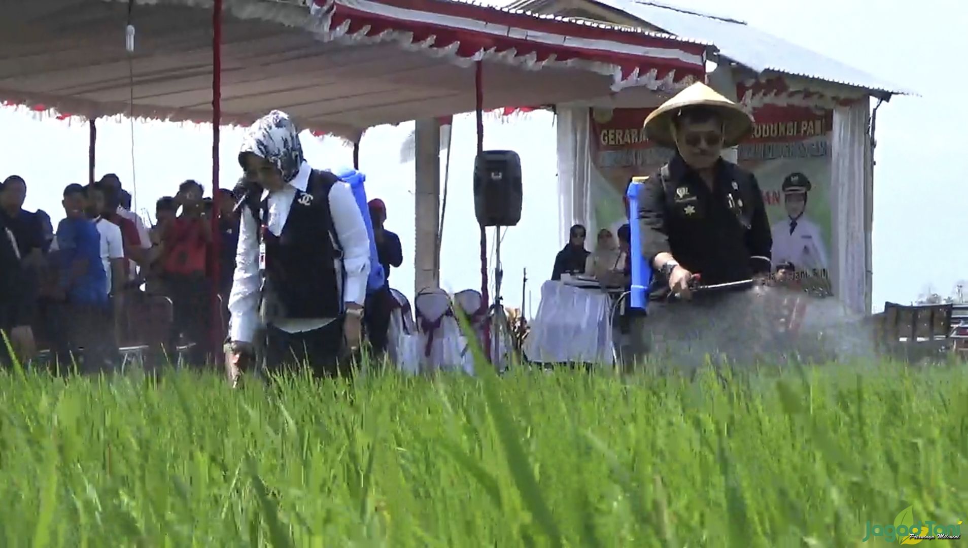 Mentan SYL melakukan penyemprotan lahan sawah saat berkunjung di Klaten, Jawa Tengah