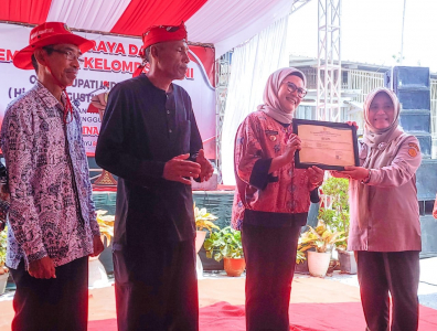 Penyerahan sertifikat tanda daftar padi Dharma Nina Ayu - Indramayu