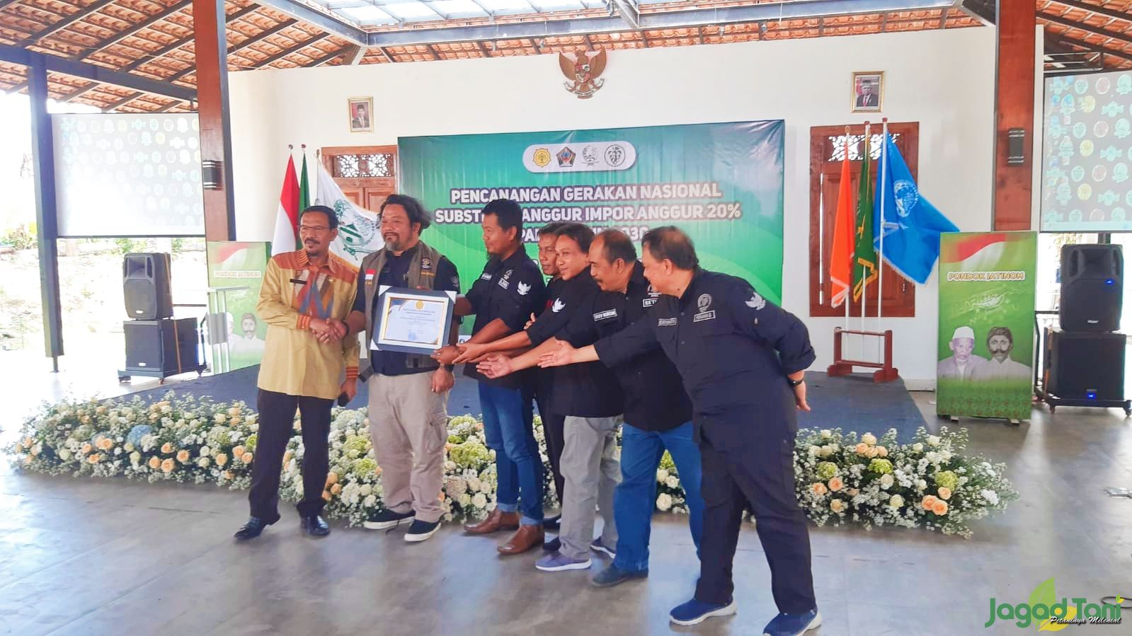 Penyerahan SK tanda daftar varietas anggur unggulan kab Blitar 