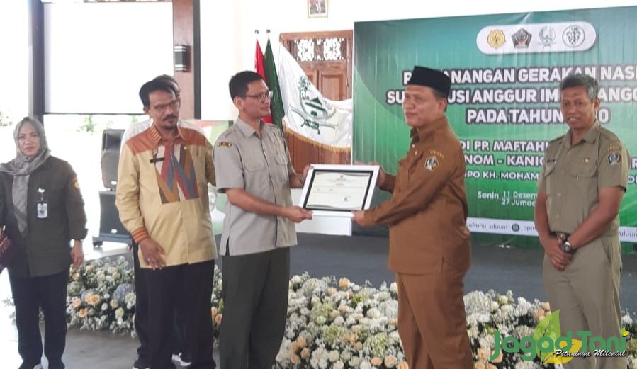 Penyerahan sertifikat tanda daftar varietas anggur ke kan Blitar