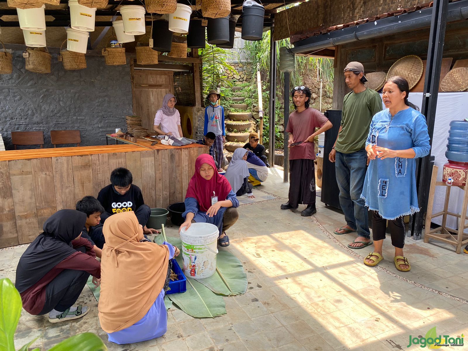 Para siswa sedang belajar di 5 Eyes Farm 