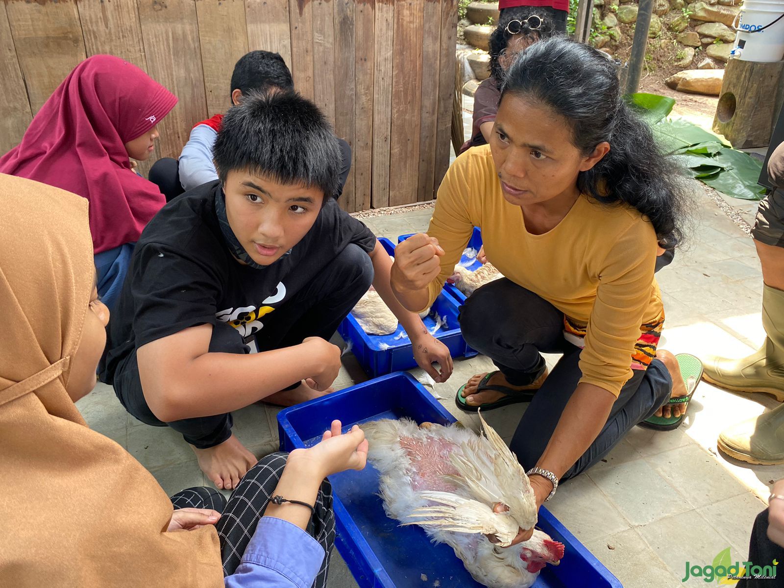 Danti Tarigan saat membimbing siswa tentang ketahan pangan di 5 Eyes Farm 