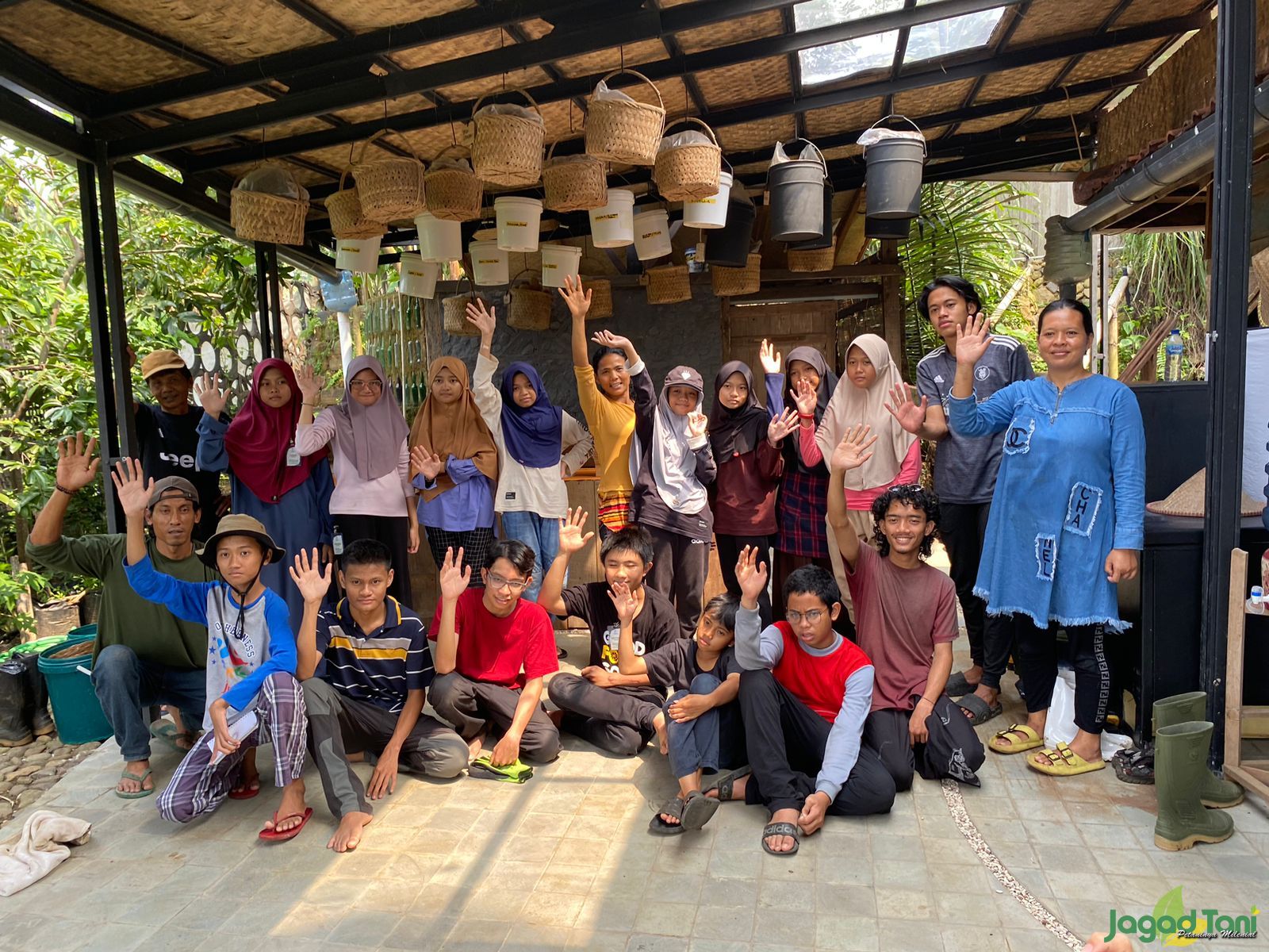 Para pelajar di 5 Eyes Farm 