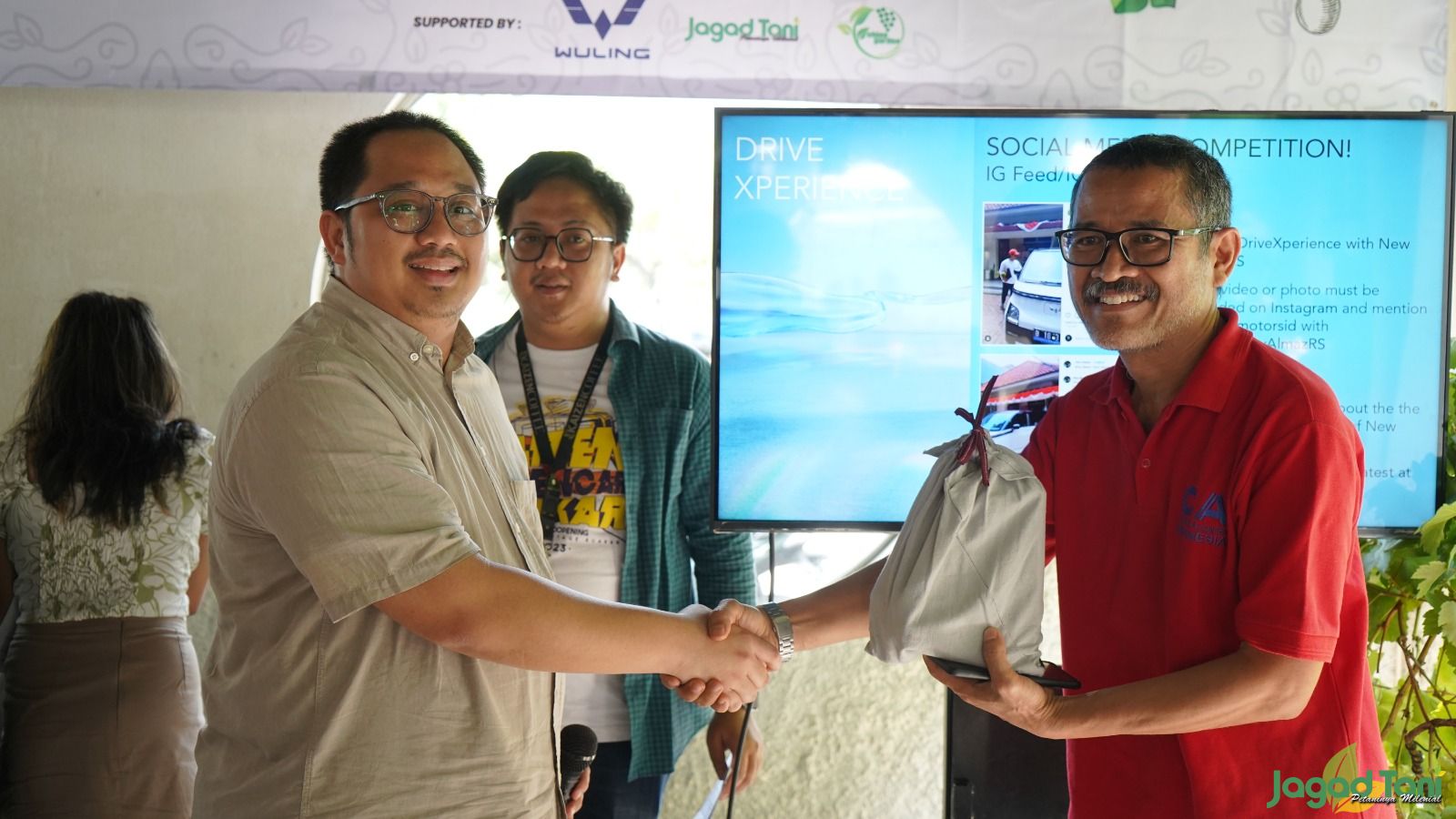 Brian Gomgom - Public Relations Manager Wuling Motors dan peserta pelatihan budidaya anggur 