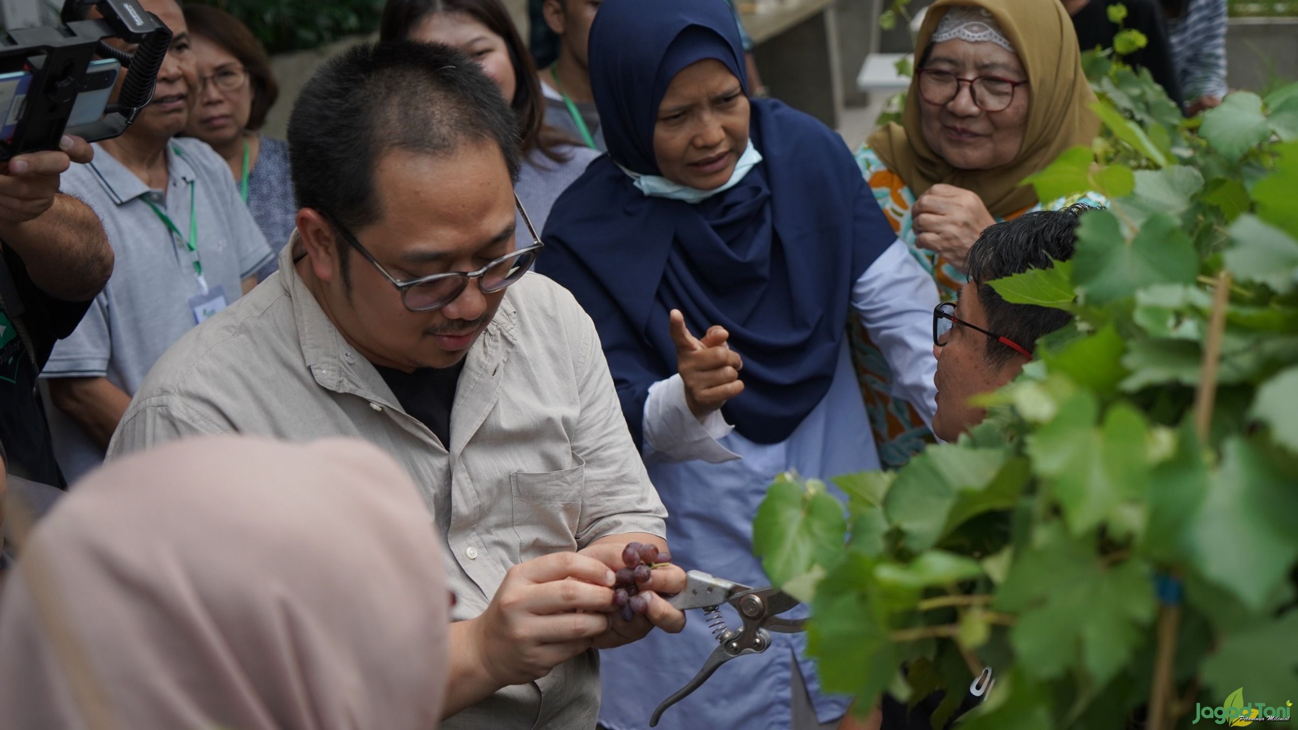 Brian Gomgom - Public Relations Manager Wuling Motors dalam Pelatihan Budidaya Anggur 