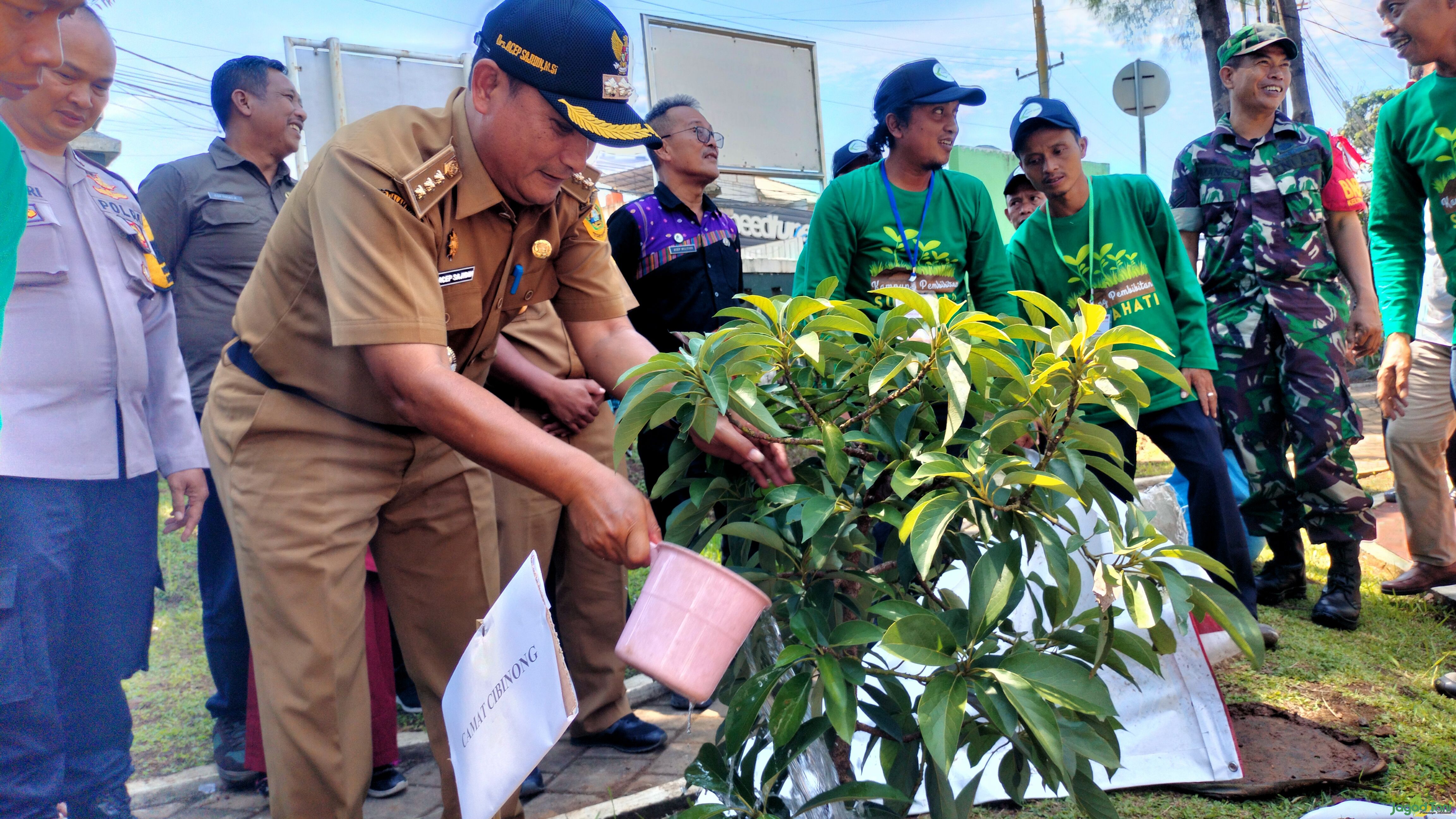 Drs. Acep Sajidin M.Si sebagai camat Cibinong melakukan penanaman alpukat TA21 Sukahati 