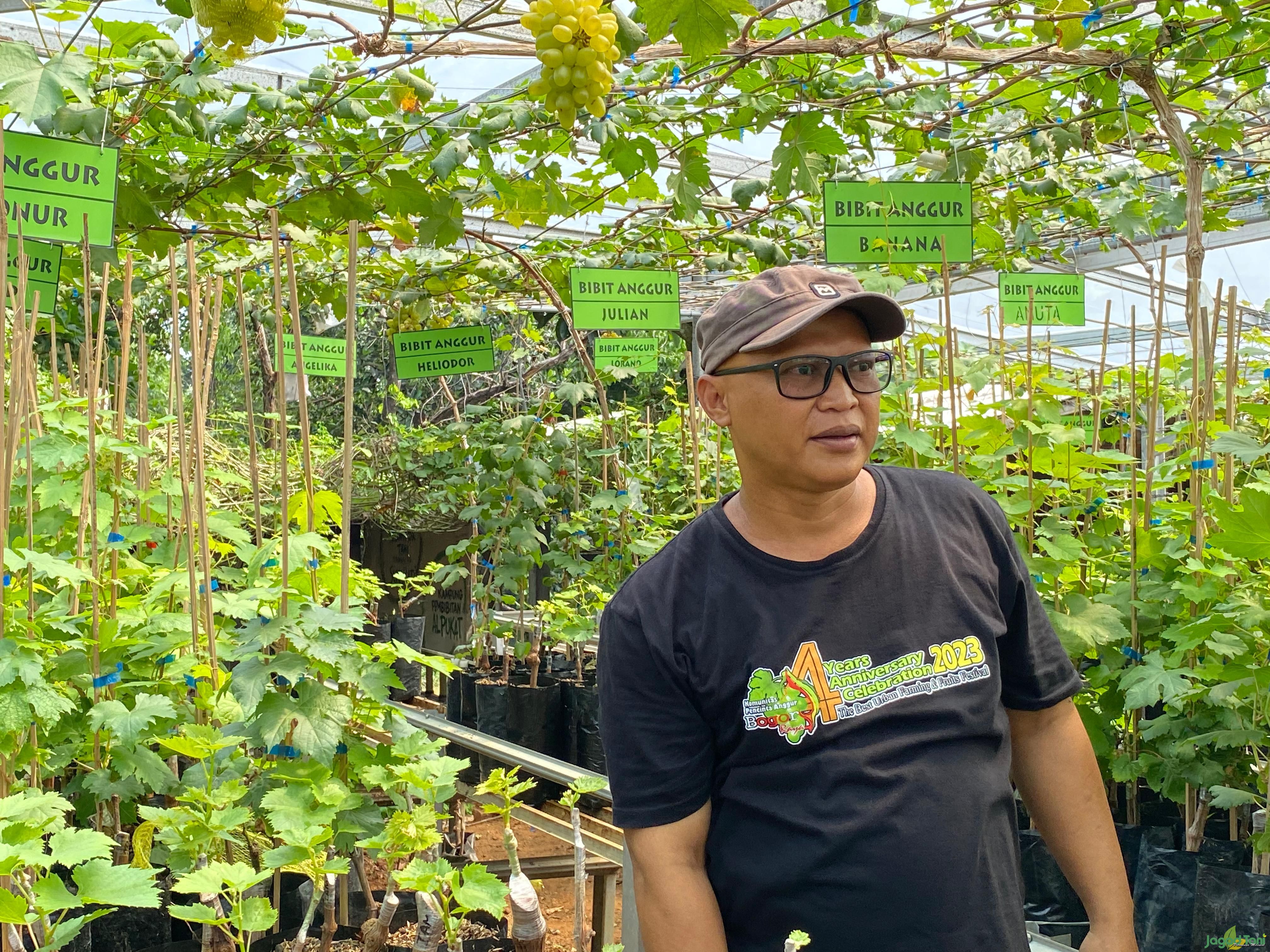 Ruslan pemilik Lapak Bibit di Cibinong 