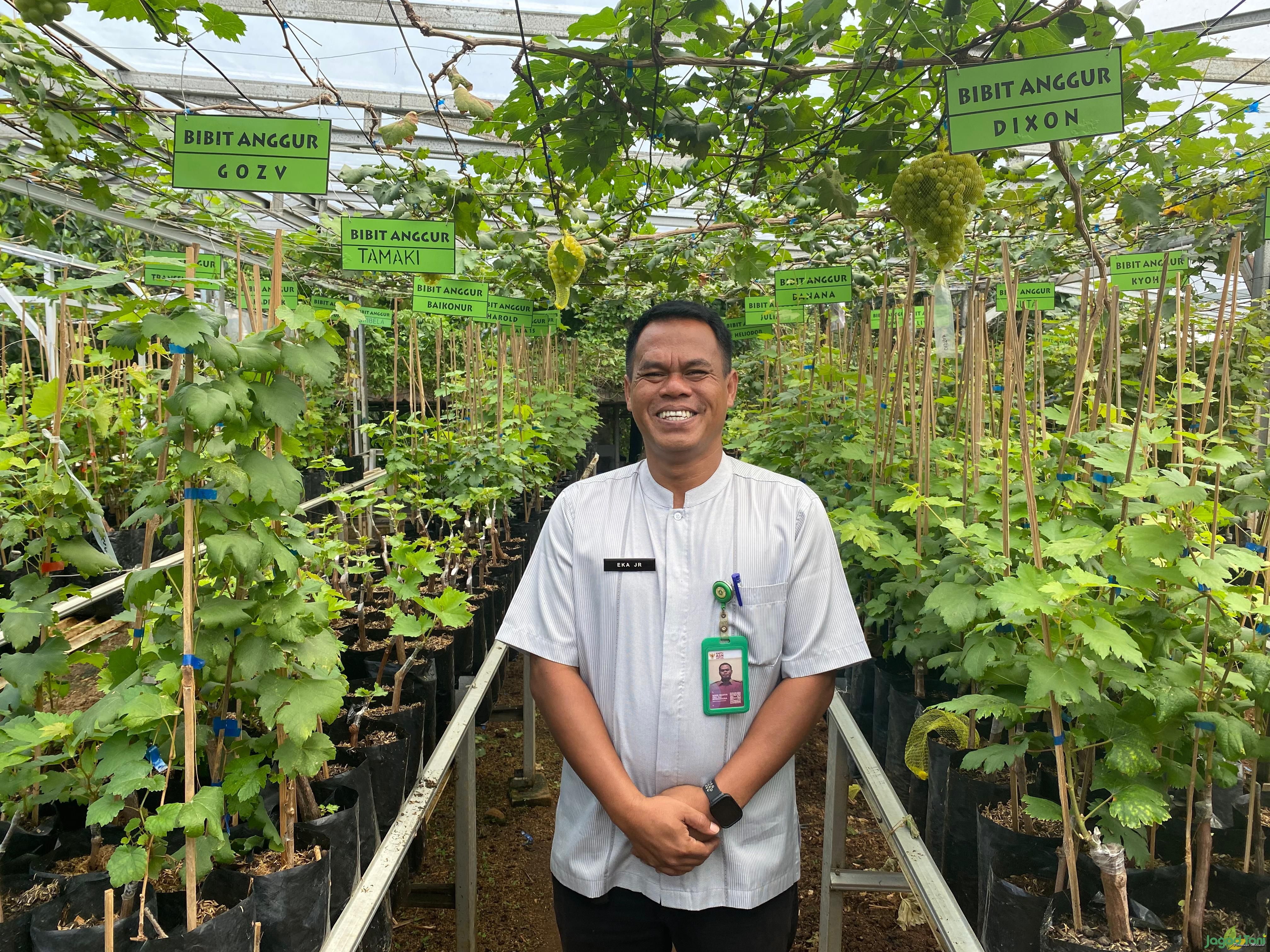 Noer Madya Eka Jr sebagai kepala desa Sukahati