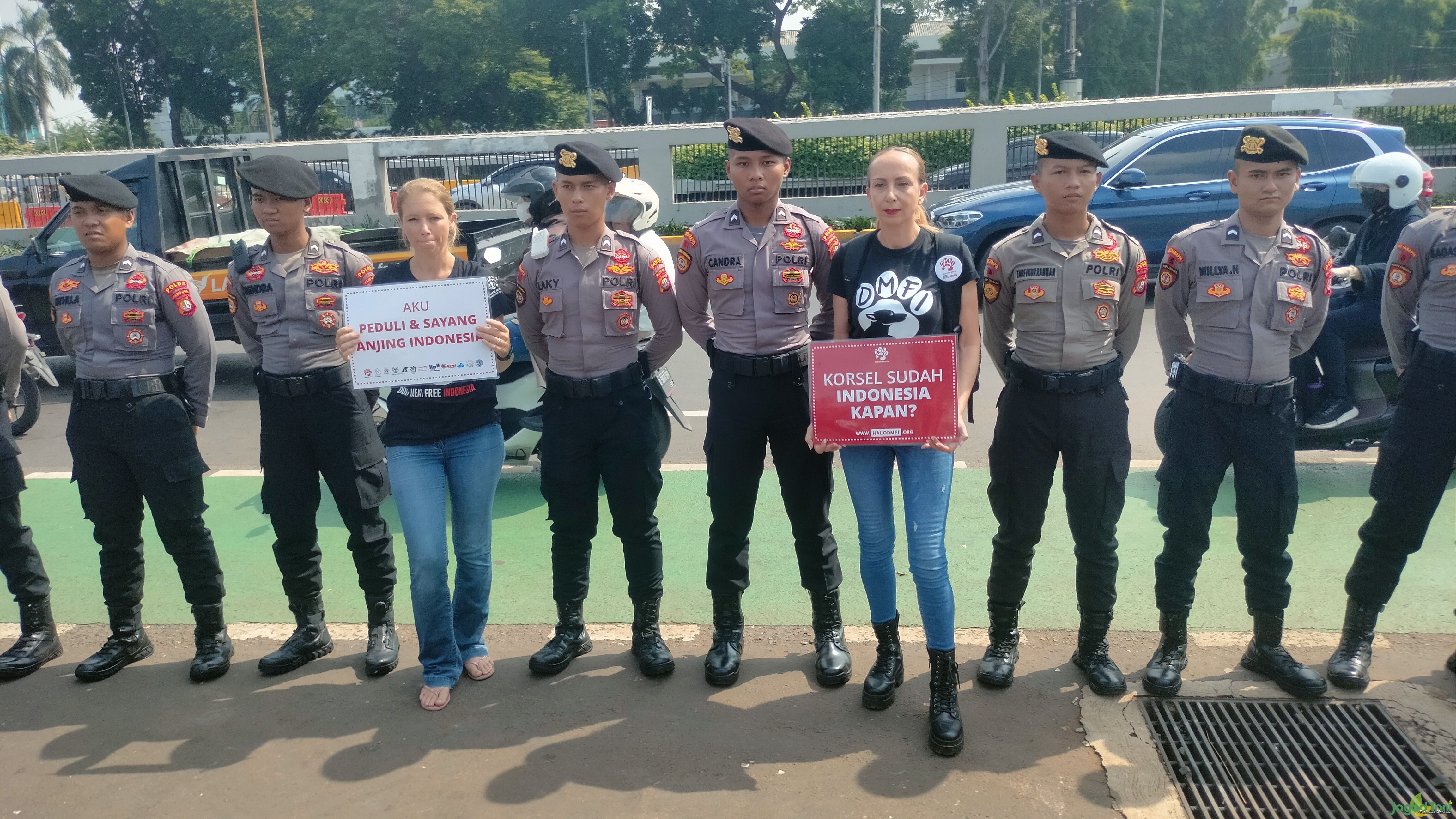 Karin Franken dan Lola Webber dalam aksi damai menyuarakan pelarangan peredaran daging anjing dan ku