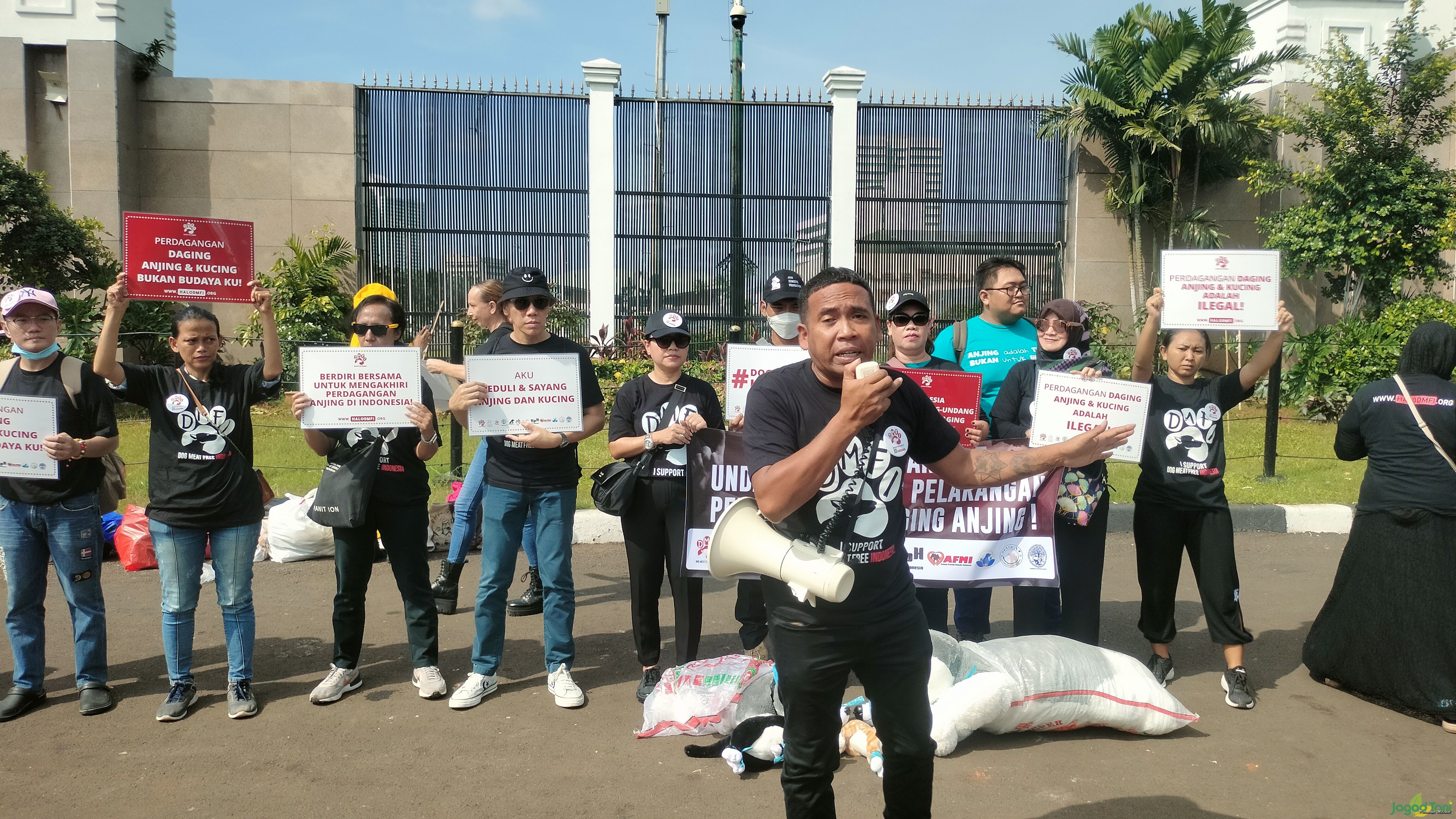 Aksi damai menyuarakan pelarangan peredaran daging anjing dan kucing secara nasional 