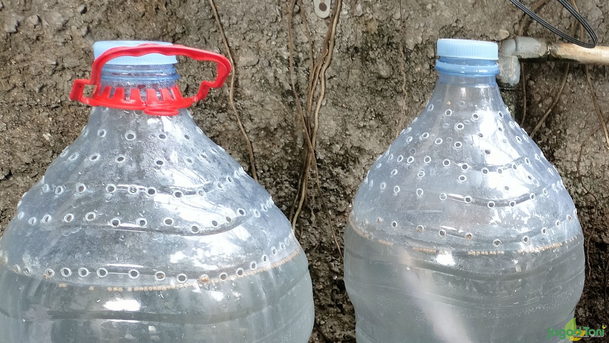 Lubang pada galon bekas air mineral 