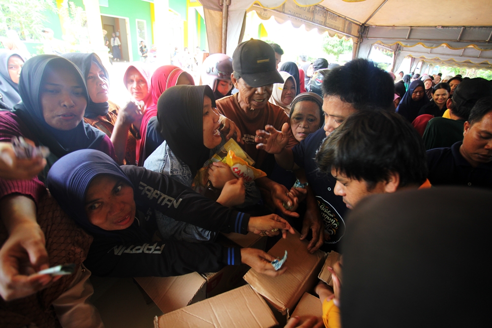 Masyarakat Parigi Moutong berebut bahan pokok murah