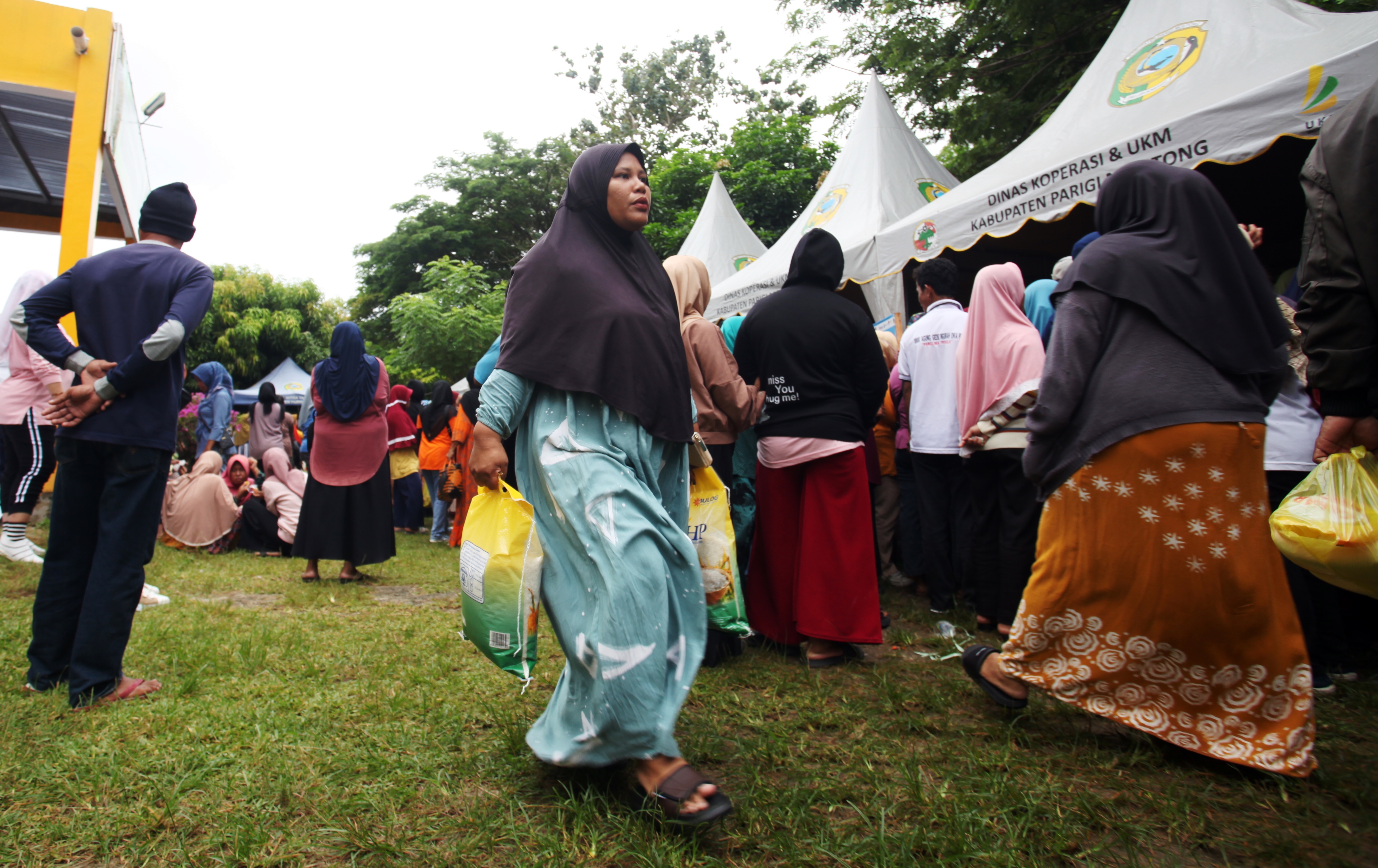 Efek Kenaikan Harga, Warga Parimo Berebut Pangan Murah
 