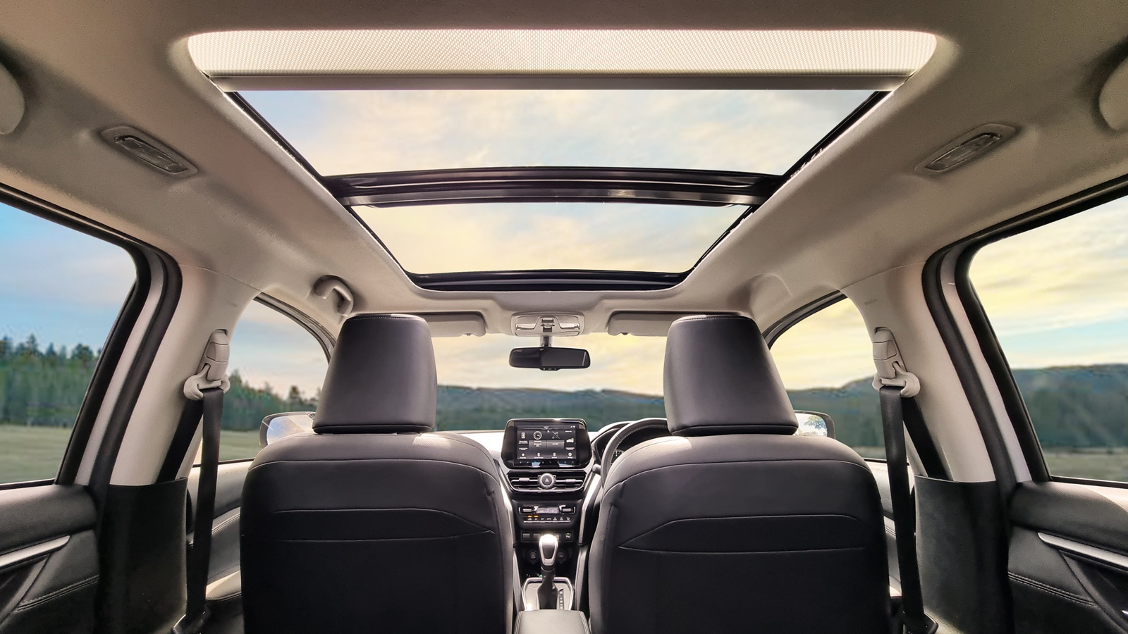 Berlibur dengan Grand Vitara makin Berkesan berkat panoramic sunroof 