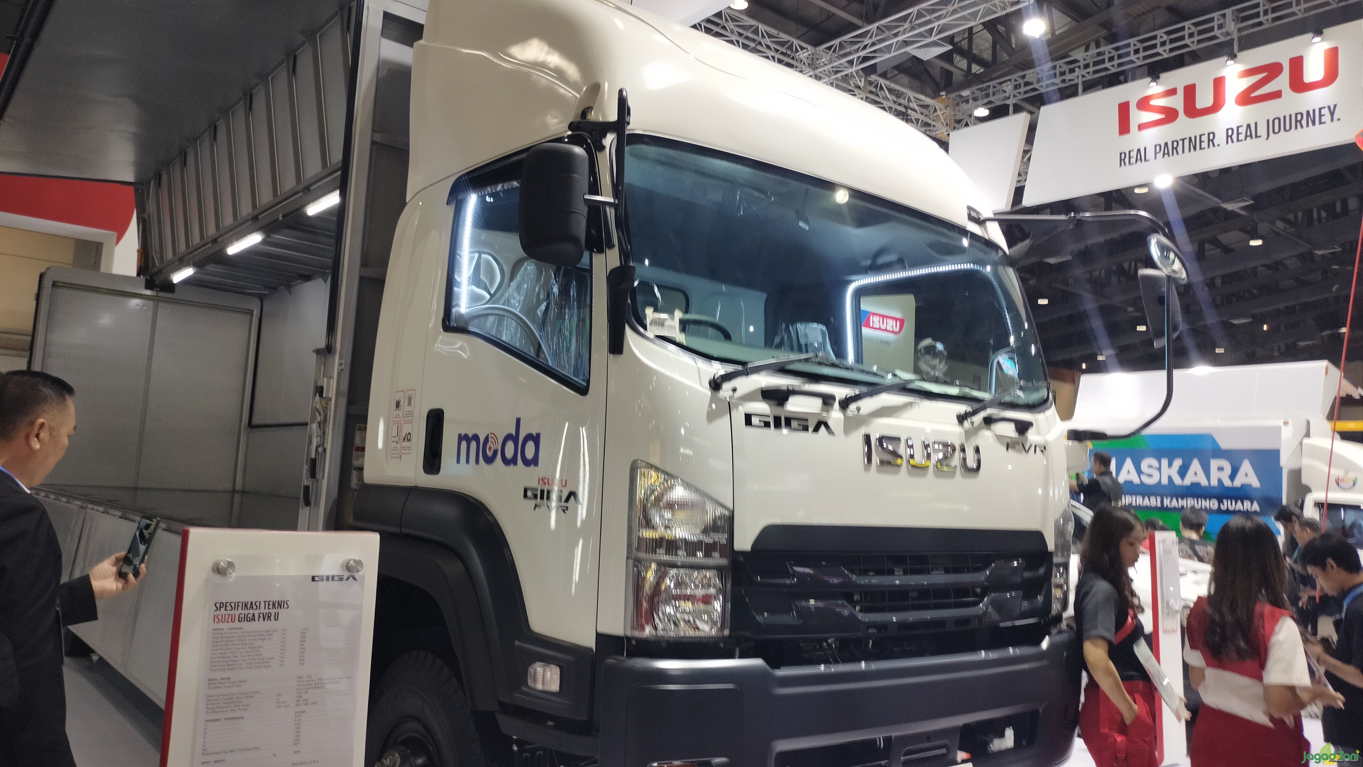 Isuzu Giga FVR-U Wingbox hasil kerjasama dengan PT Mobilitas Digital Indonesia (MODA) 
