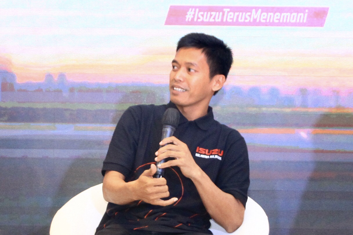Satrio Rofiq - Driver Isuzu, sedang menceritakan pengalamannya selama 22 tahun menjadi pengemudi tru