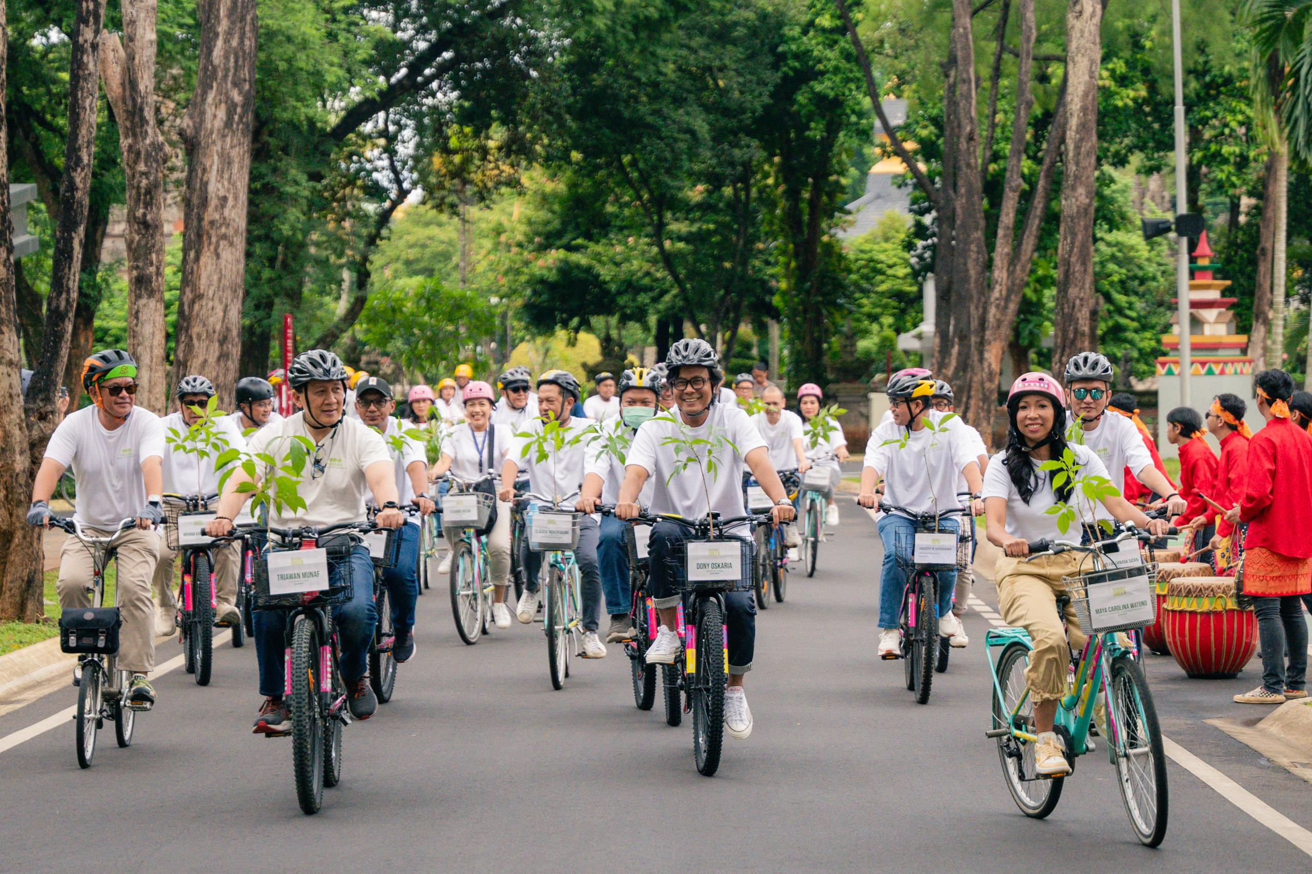 (Ki-ka) InJourney Green -  Triawan Munaf (Komut), Dony Oskaria (Dirut) & Maya Watono (Dir Pemasaran 