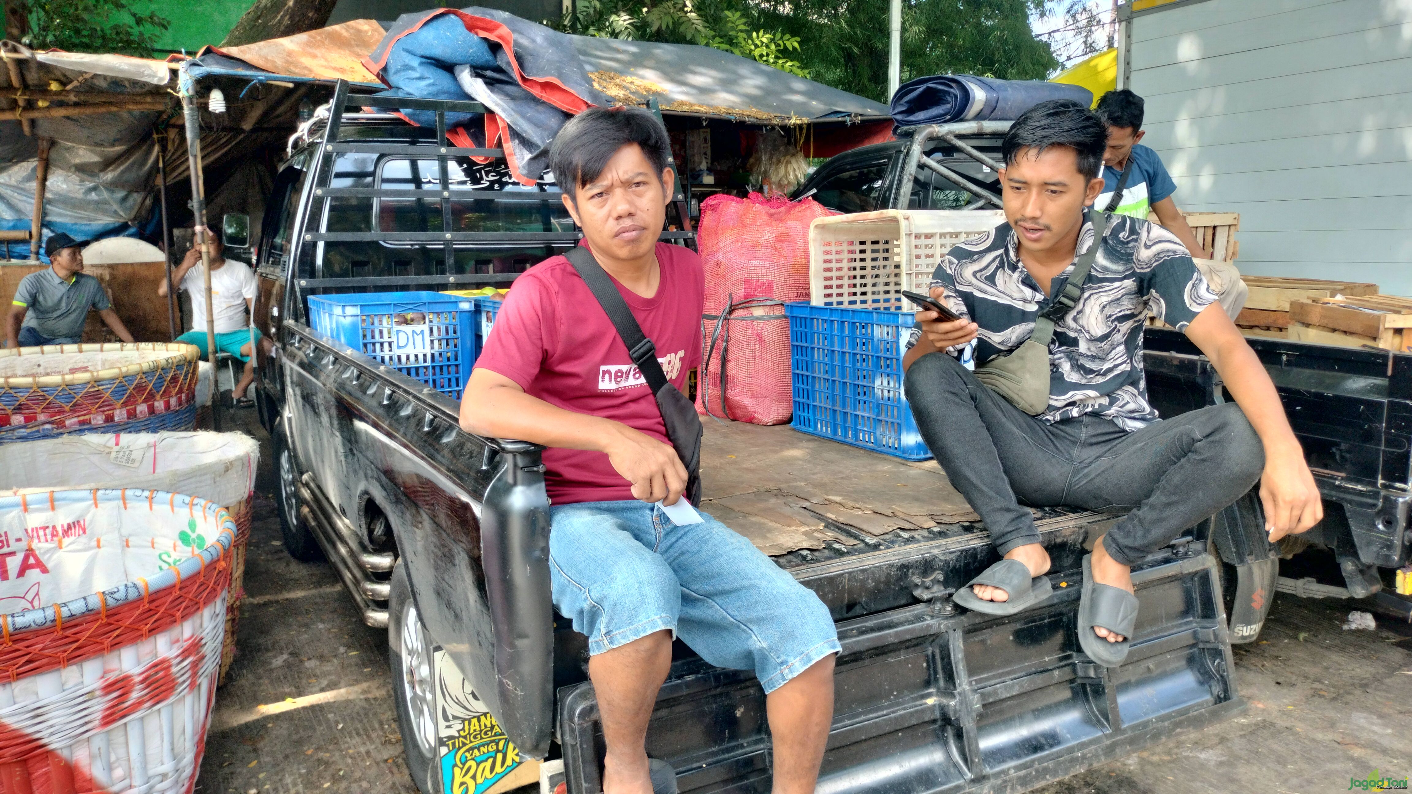 Menunggu Buah-buahan yang akan diantarkan ke para konsumennya 