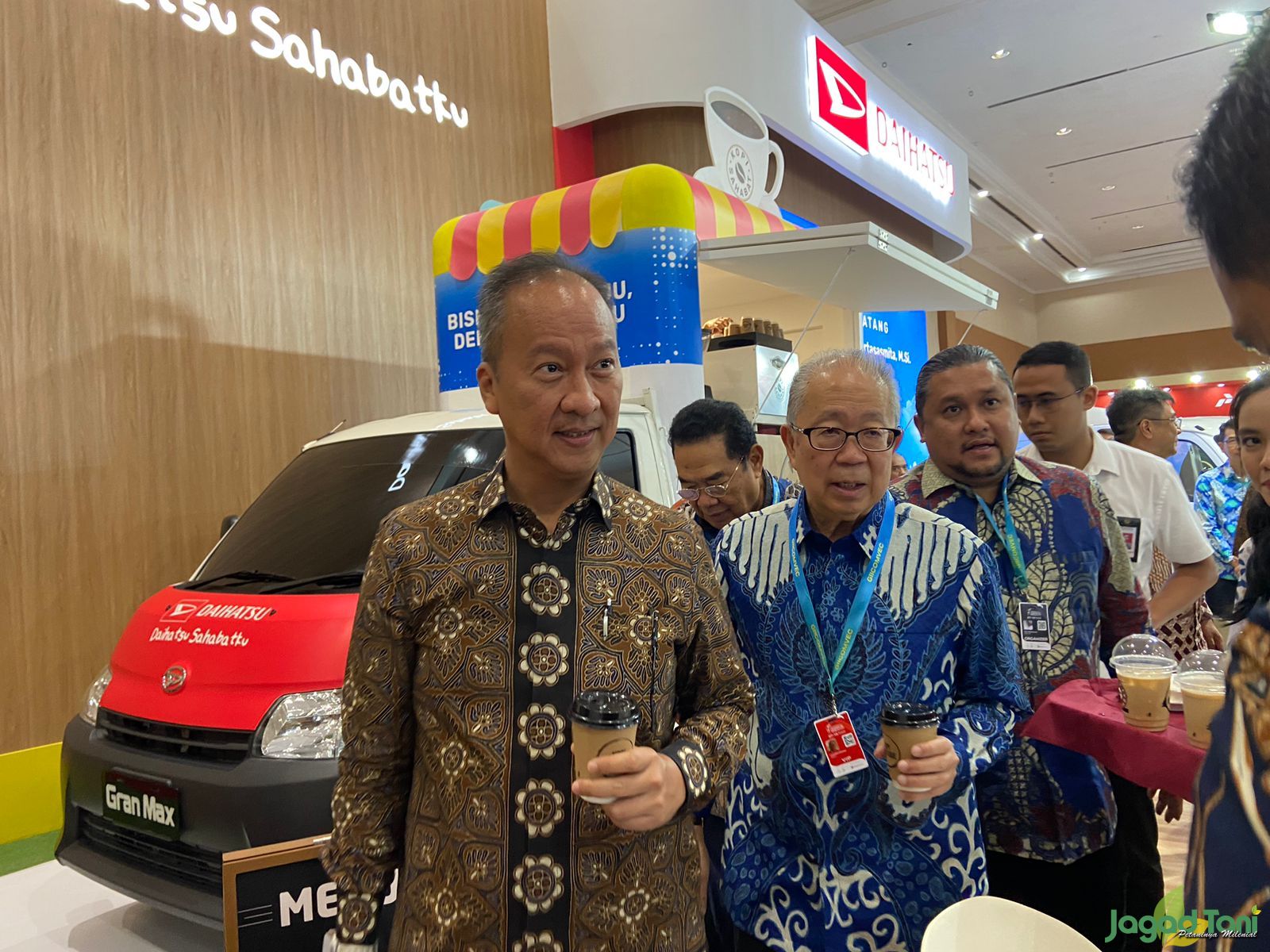 Agus Gumiwang Kartasasmita meninjau pameran GIICOMVEC 2024