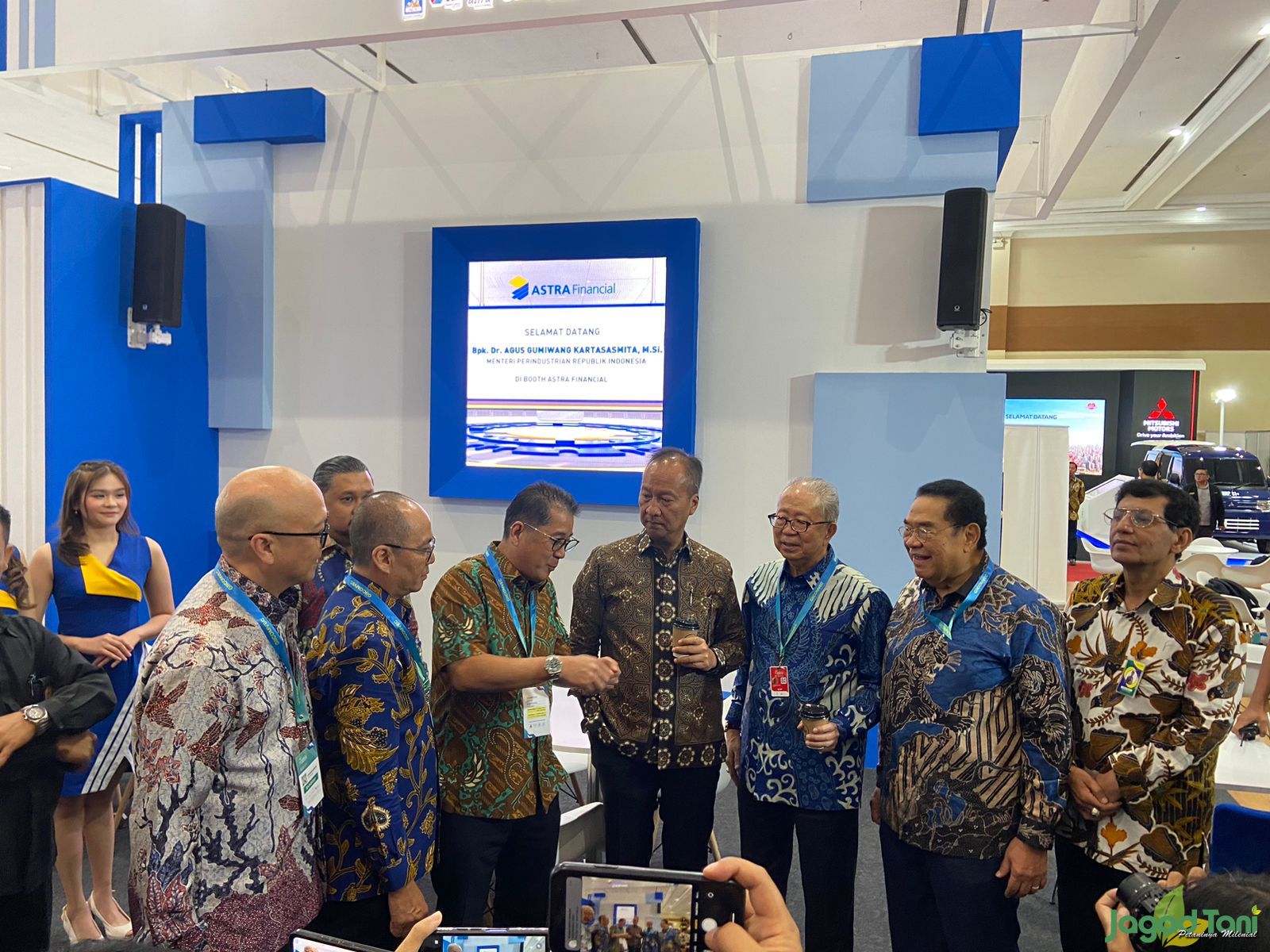 Agus Gumiwang Kartasasmita yang didampingi oleh Direktur Jenderal Industri Logam, Mesin, Alat Transp