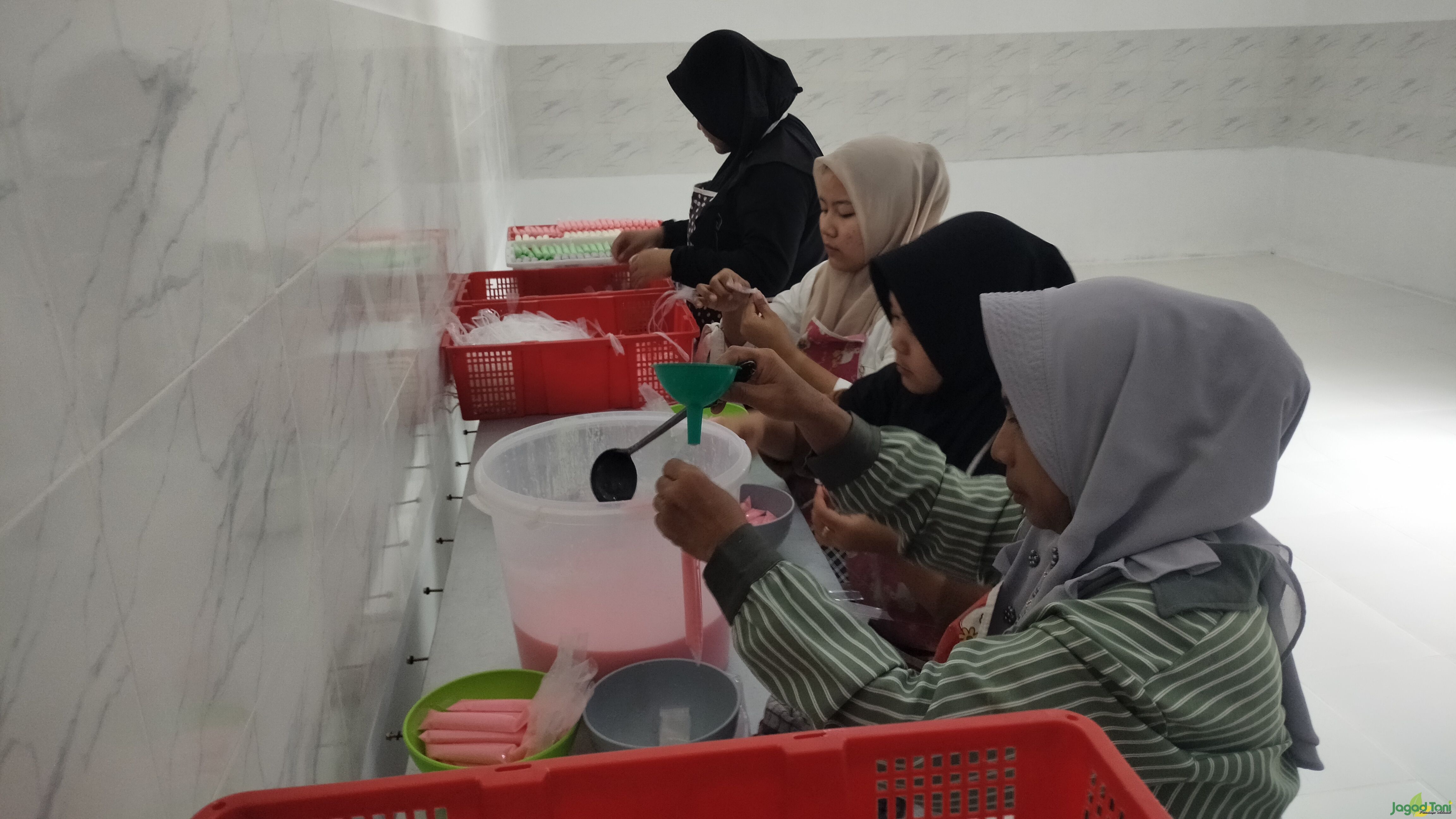 Santri Pesantren Pertanian Darul Fallah sedang mengemas yoghurt 