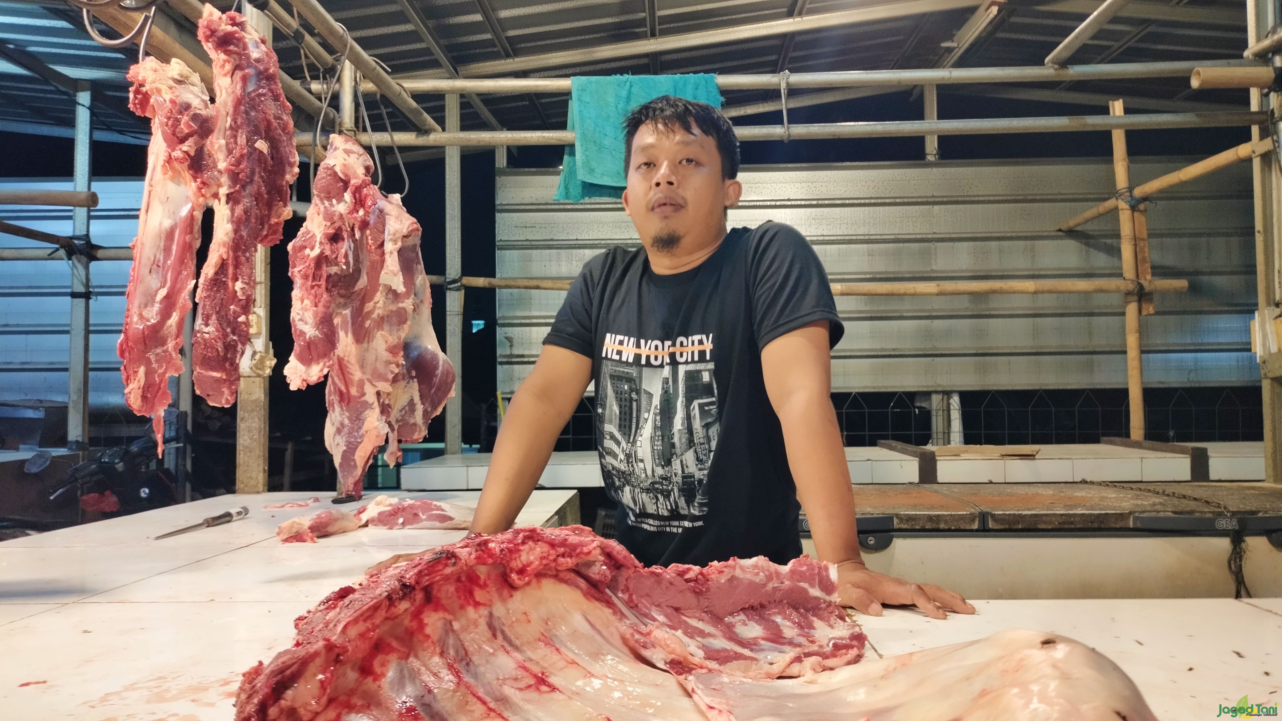 Oben - pedagang daging sapi segar di pasar Jatiasih 