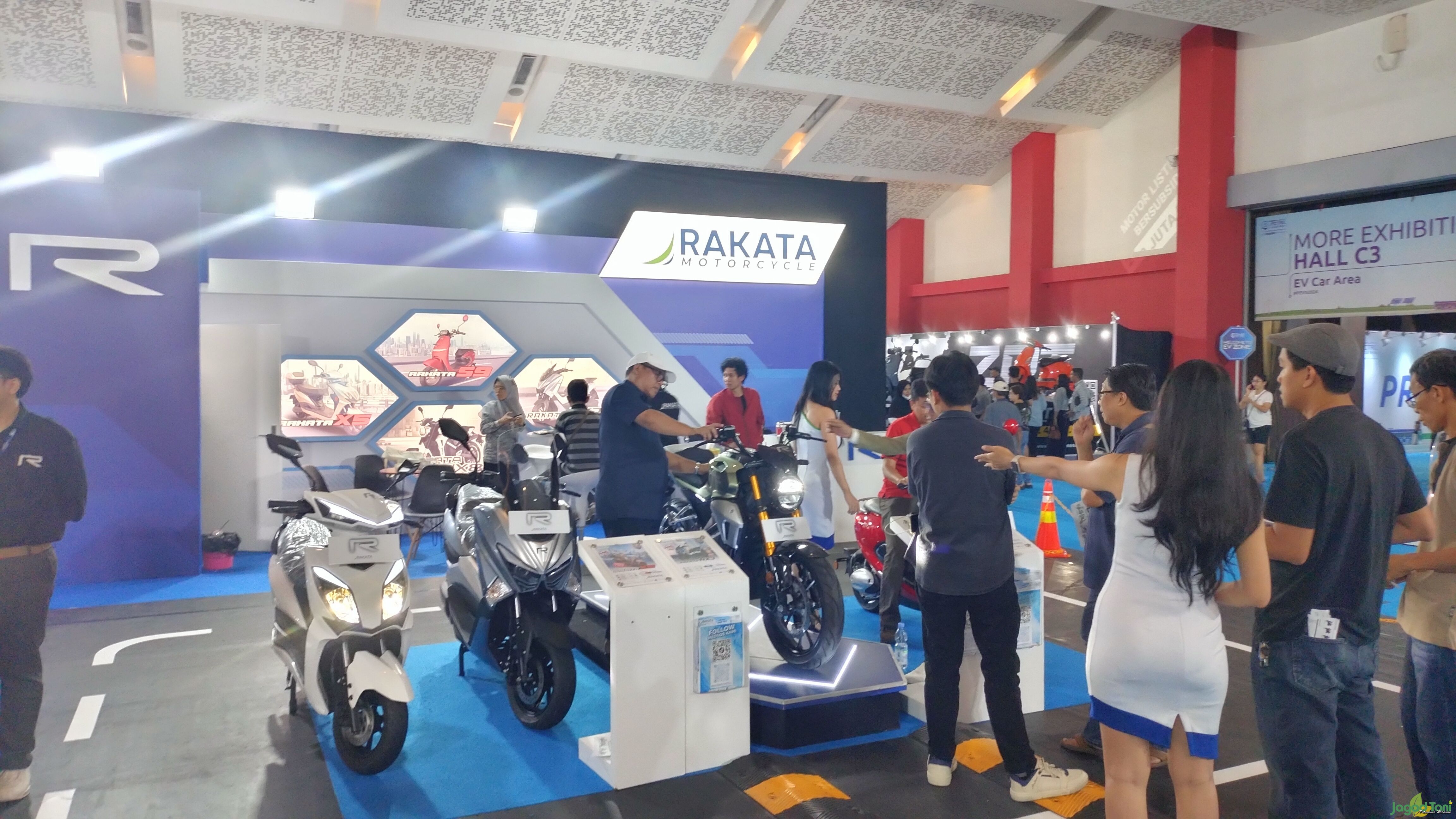 Kendaraan Listrik roda dua menarik minat pengunjung PEVS 2024