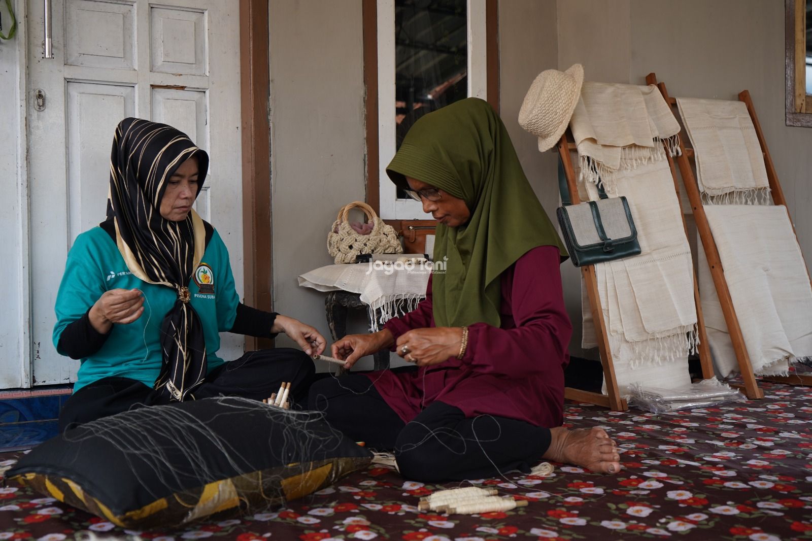 Proses menyambung benang serat daun nanas
