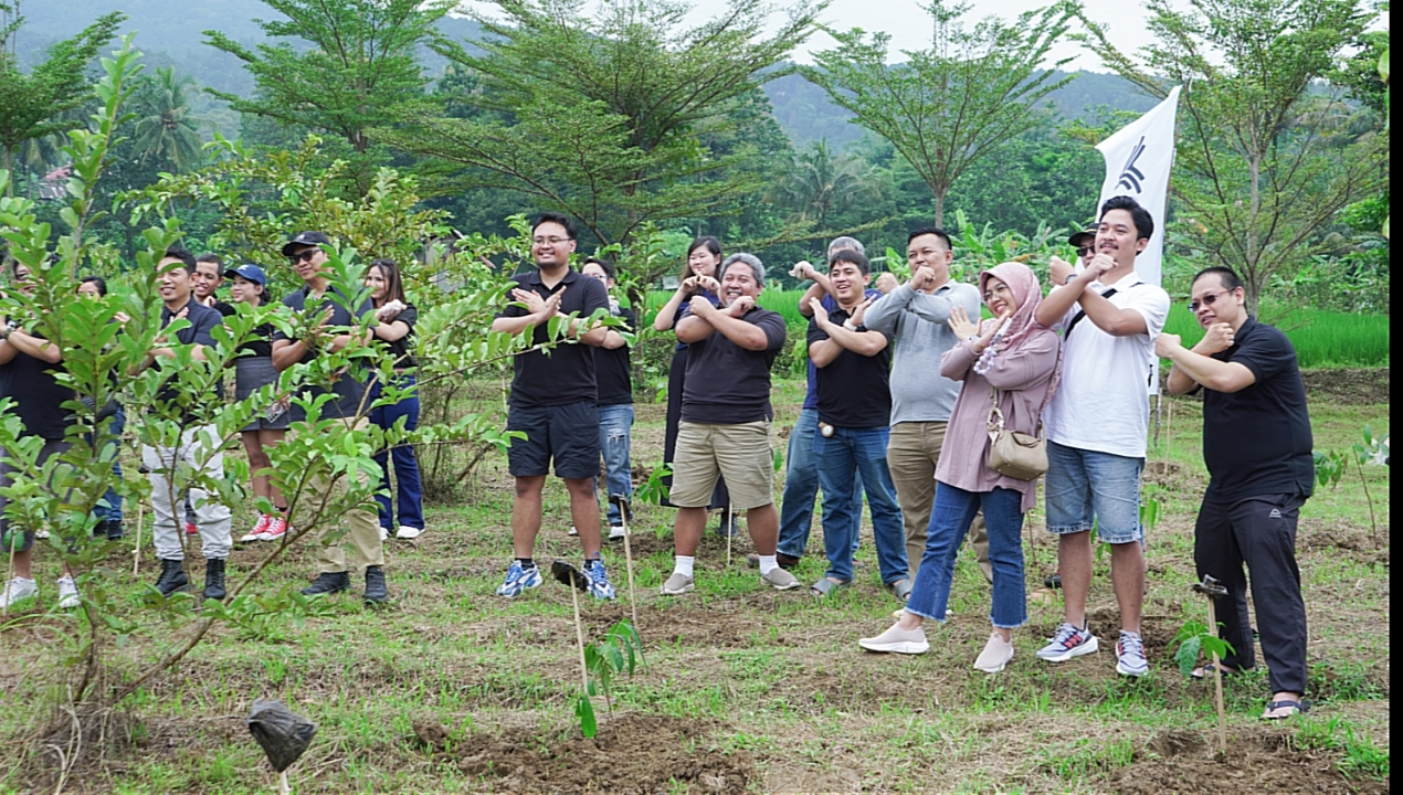 Pemilik NETA Menanam Bibit Pohon Mahoni di Sentul
