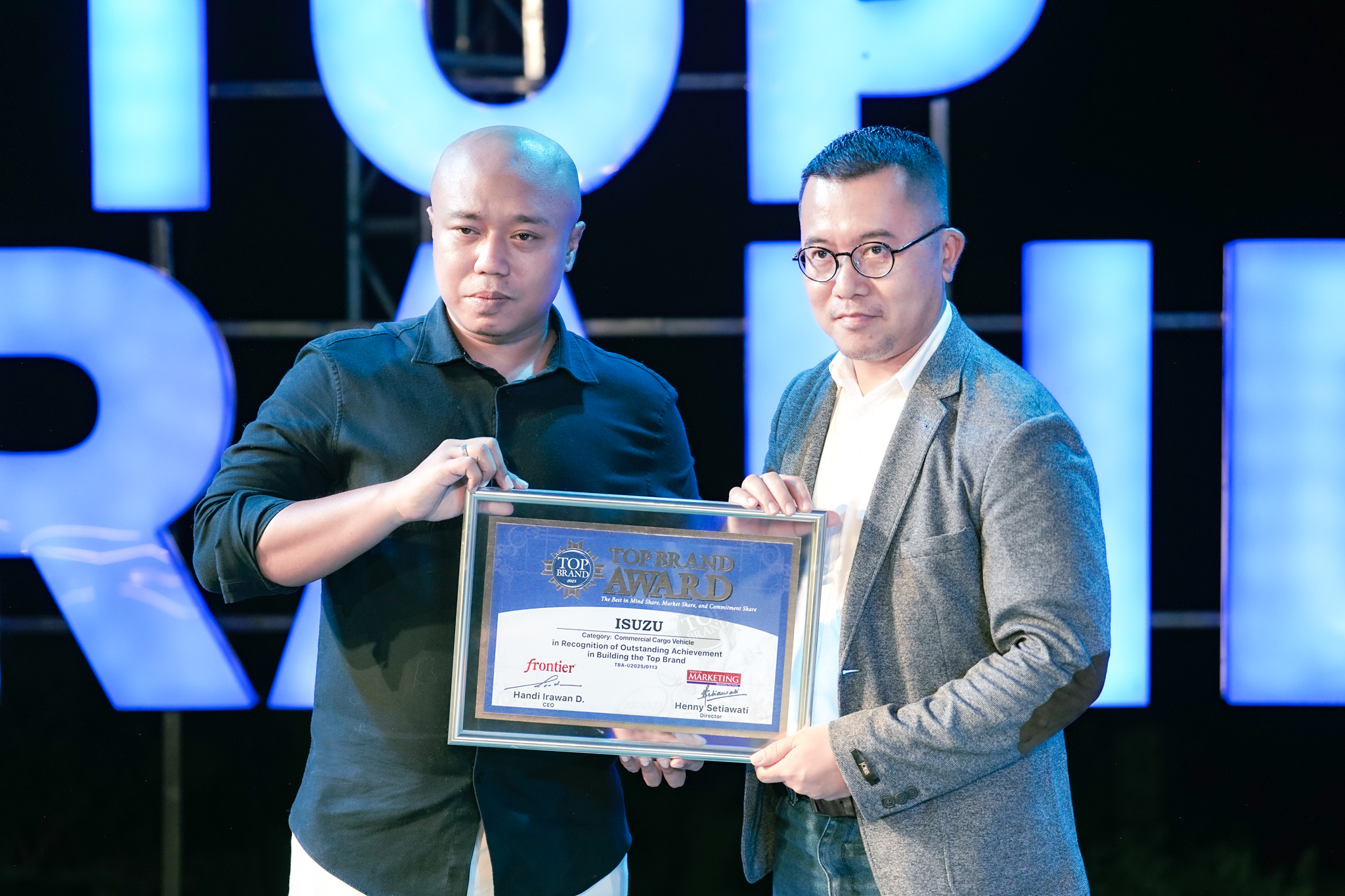 Division Head of Business Strategy Division PT Isuzu Astra Motor Indonesia (IAMI),
 Rian Erlangga (kanan), saat menerima penghargaan Top Brand 2025