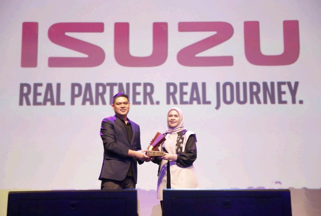 Communication Management Department Head PT Isuzu Astra Motor Indonesia
 (IAMI), Puti Annisa (kanan), ketika menerima penghargaan WOW Brand 2025