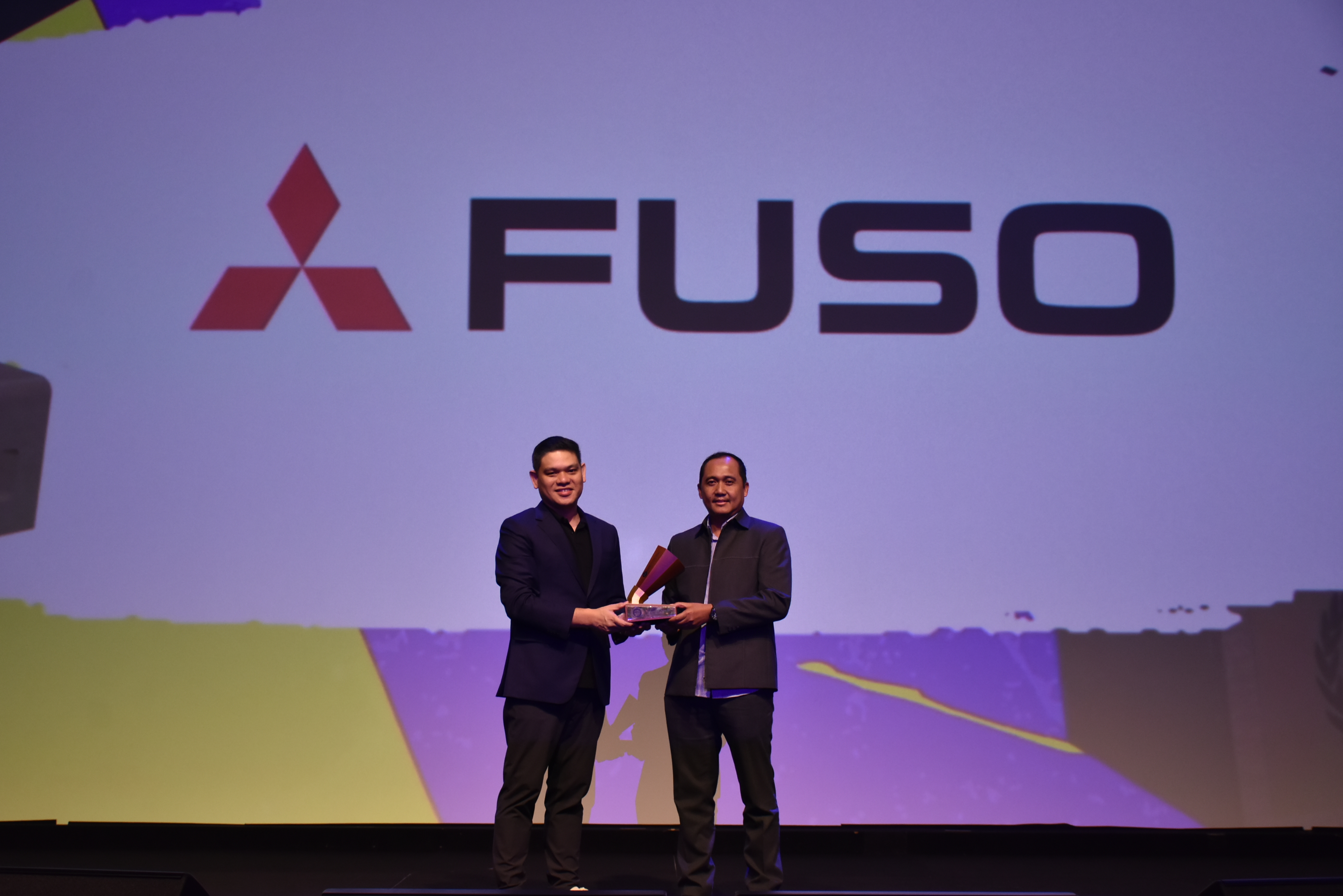 Mitsubishi Fuso meraih dua penghargaan Top Brand 100 Award 2025 dan WOW Brand 2025 