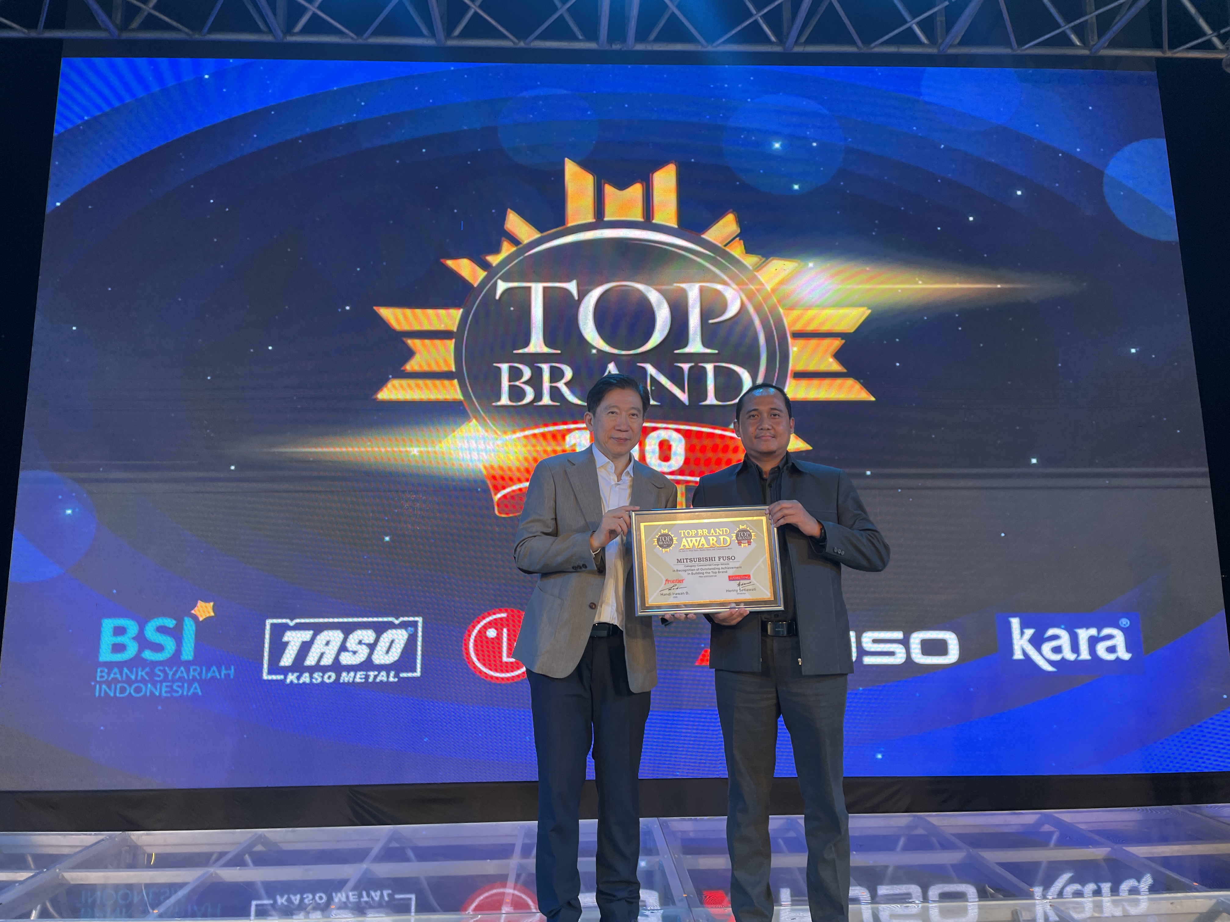 Mitsubishi Fuso berhasil meraih penghargaan Top Brand 100 Award 2025 