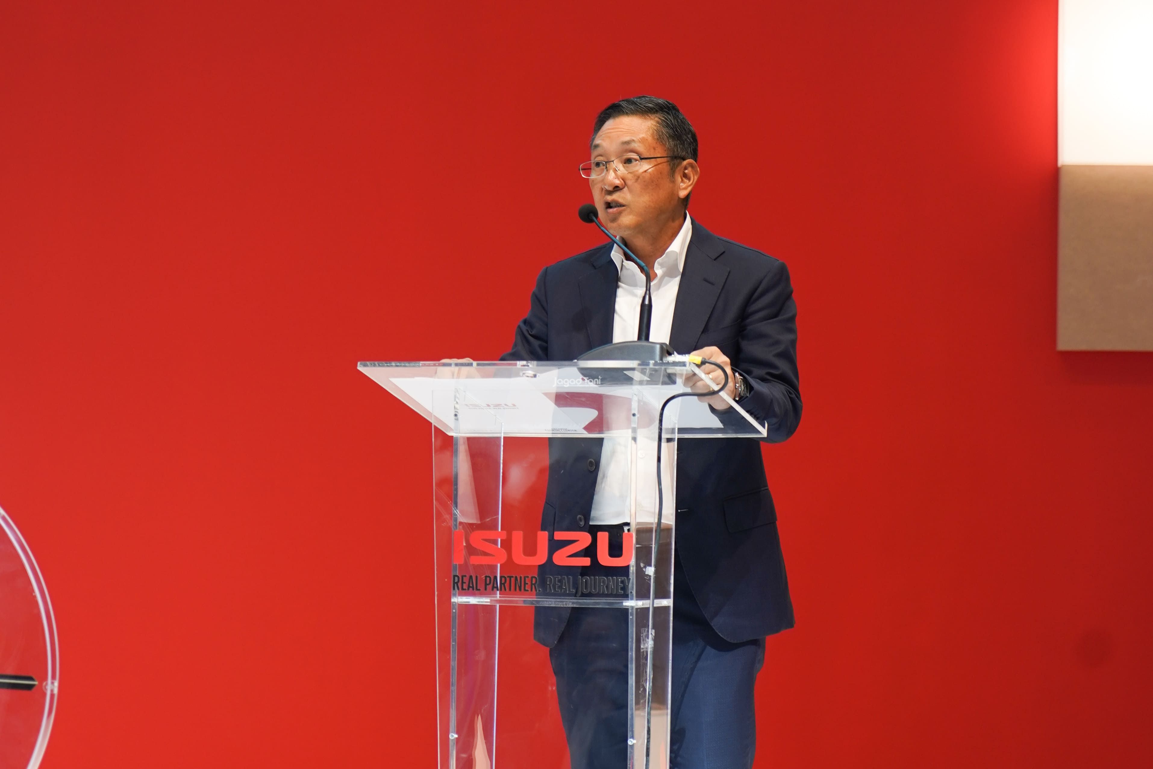 Masayasu Hideshima, President Director of PT Isuzu Astra Motor Indonesia (IAMI)
saat memberikan sam