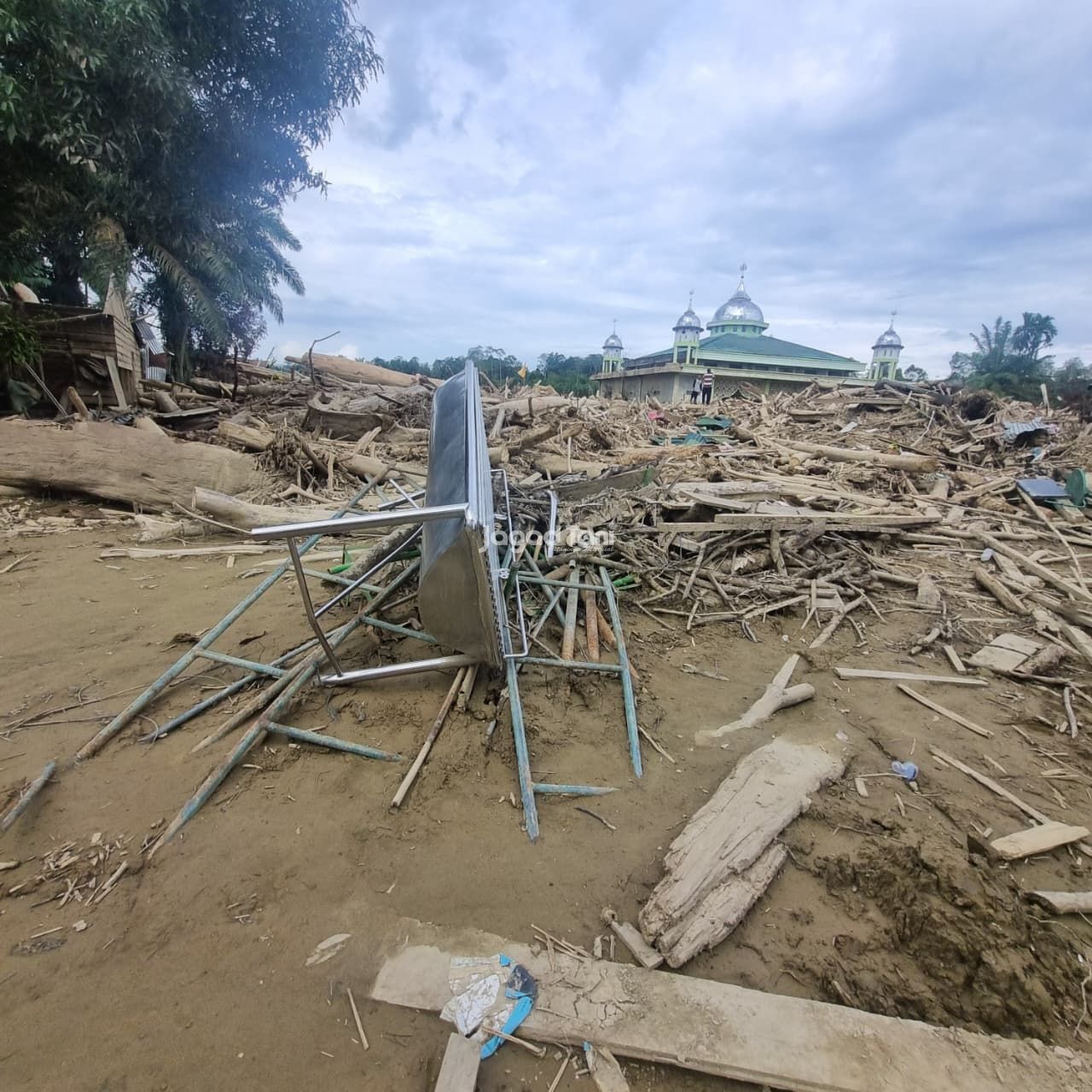Tumpukan sebuah masjid di antara tumpuk kayu di desa Sekumur, Kecamatan Sekerak, Kabupaten Aceh Tami