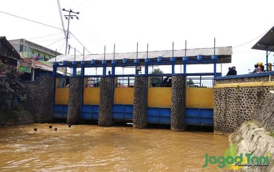 uploads/news/2020/08/bendung-katulampa-di-tengah-68844f1aa66448d_400.jpg