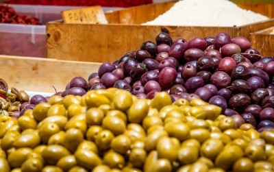 uploads/news/2021/05/buah-zaitun-favorit-warga-41876f26a364f5f_400.jpg