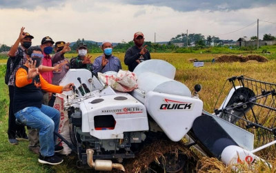 uploads/news/2021/10/modernisasi-pertanian-petani-kembali-12609716e7e235d_400.jpg