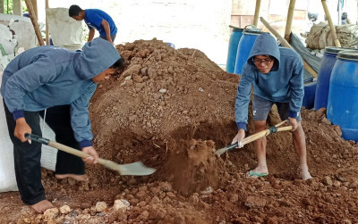 uploads/news/2022/01/petani-milenial-sulap-limbah-933269ed5450d7a_400.jpeg