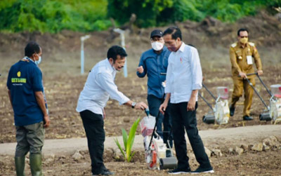 uploads/news/2022/03/jokowi-dan-syl-kunjungi-30596f5c1e614c3_400.jpg