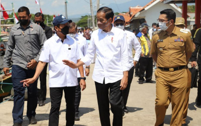 uploads/news/2022/04/jokowi-pastikan-nelayan-cirebon-7576714277eeaf9_400.jpeg
