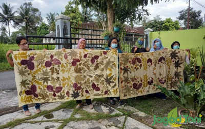 uploads/news/2022/05/ecoprint-dari-daun-jadi-985700a4e5cf5ec_400.jpg