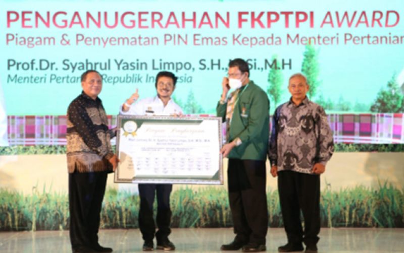 uploads/news/2022/10/mentan-syl-raih-penghargaan-65063c0e449d2b3.jpg