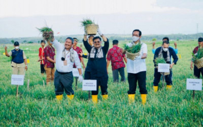 uploads/news/2022/10/syl-sri-sultan-832086906339eaa_400.jpg