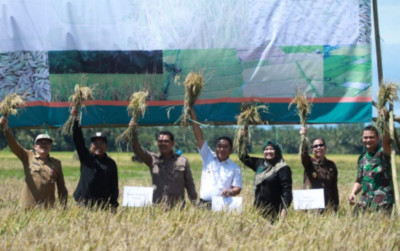 uploads/news/2023/01/panen-raya-perdana-banten-77216fec6a3e0c6_400.jpg
