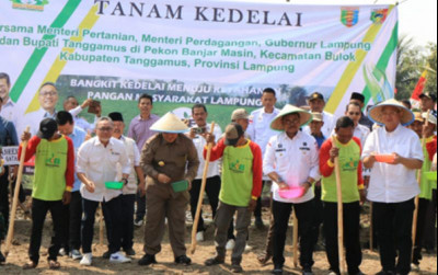 uploads/news/2023/06/tanam-kedelai-bersama-lampung-12784ac35db5fb8_400.jpg